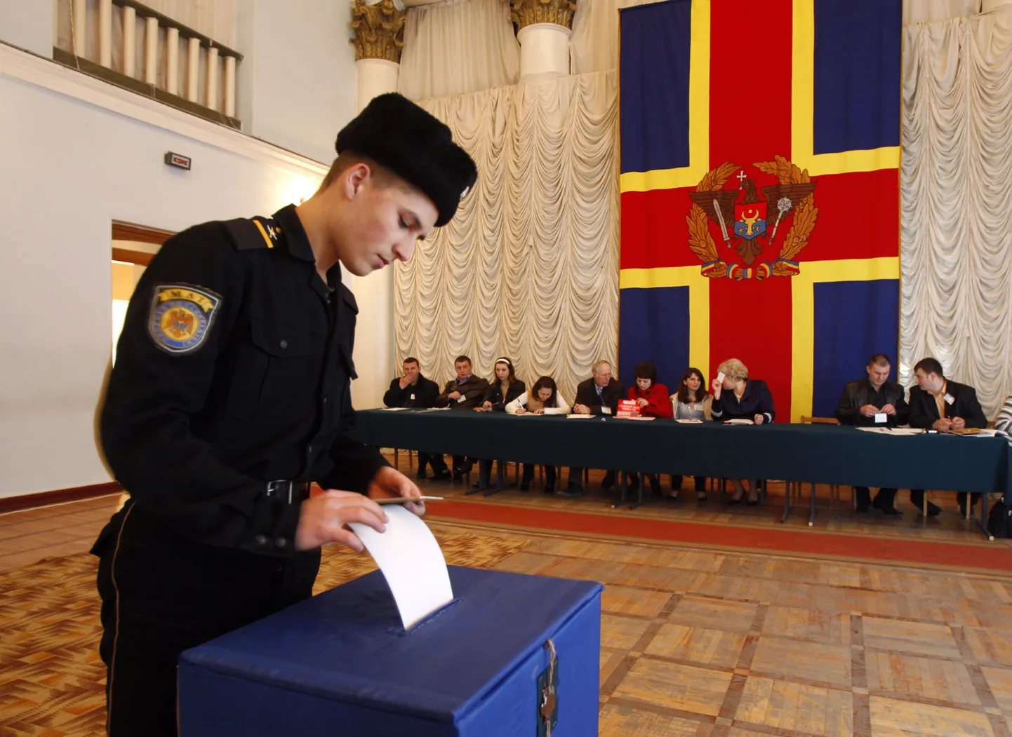 Moldova sõjaväelane aprilli alguses riigi parlamendivalimistel häält andmas.
