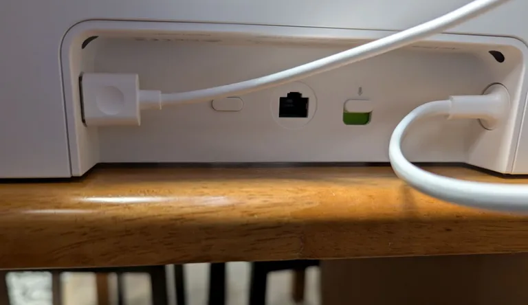 Pistikupesasid on vähe ja need on korralikult ära peidetud. Arc Ultral on paar lülitit ka: Bluetoothi jaoks ja mikrofoni väljalülitamiseks.