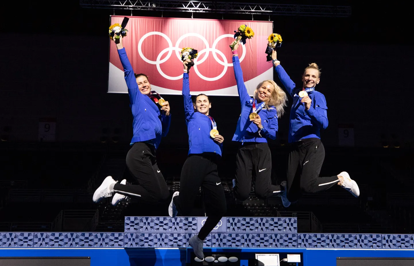 Kõik Tokyo olümpiavõitjad on tasapisi vehklemisrajale tagasi jõudnud Julia Beljajeva (vasakul) ja  Katrina Lehis (paremal) löövad kuu lõpus kaasa Euroopa mängude võistkondlikul turniiril, Erika Kirpu (paremalt teine) EMi ja Euroopa mängude individuaalturniiril ning Irina Embrich kõigil kolmel võistlusel. Embrichiga sama koormuse saab Nelli Differt ning Kirpuga samasuguse Kristina Kuusk.