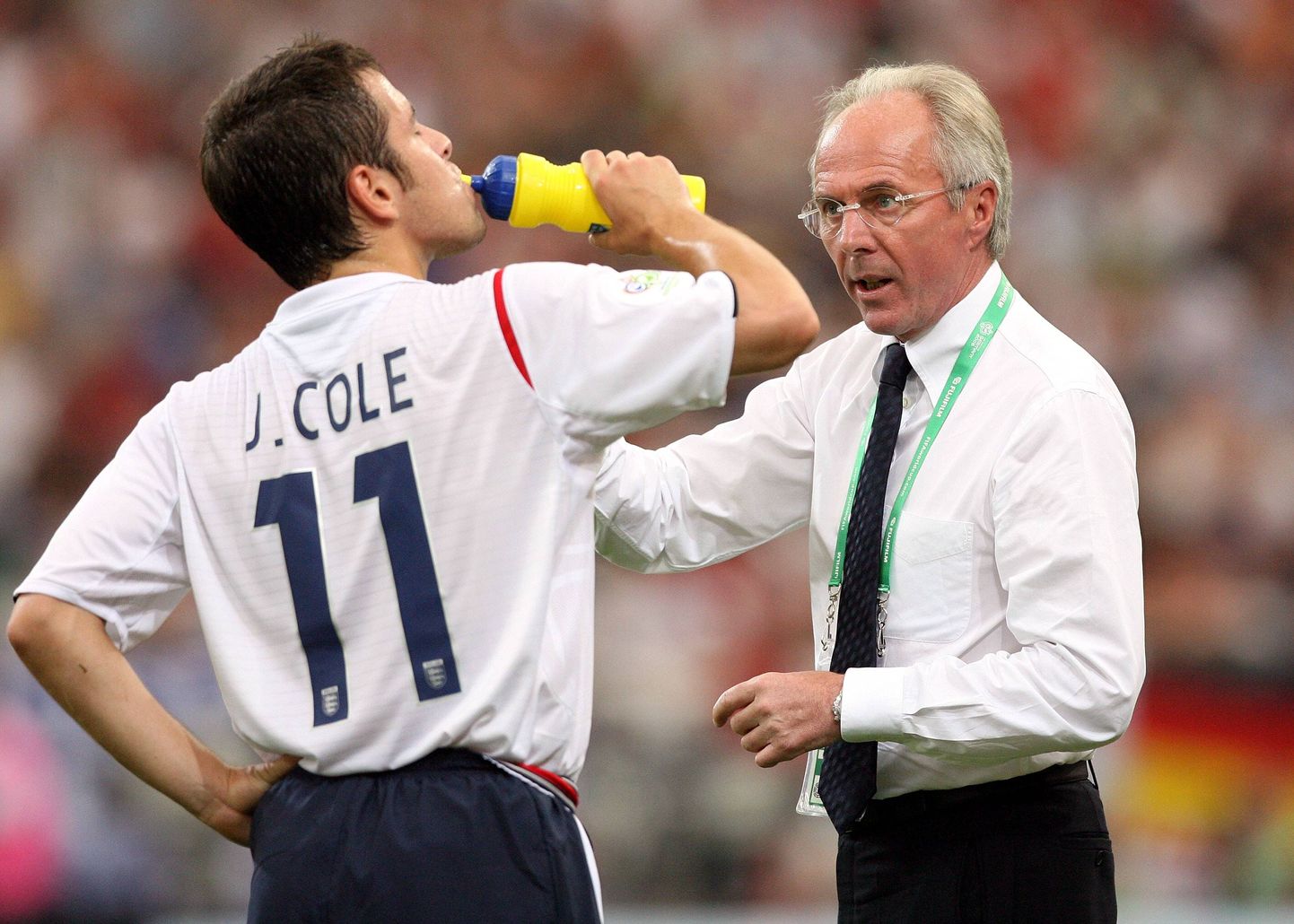 Sven-Göran Eriksson 2006. aastal Inglismaa koondise peatreenerina juhendamas Joe Cole'i.