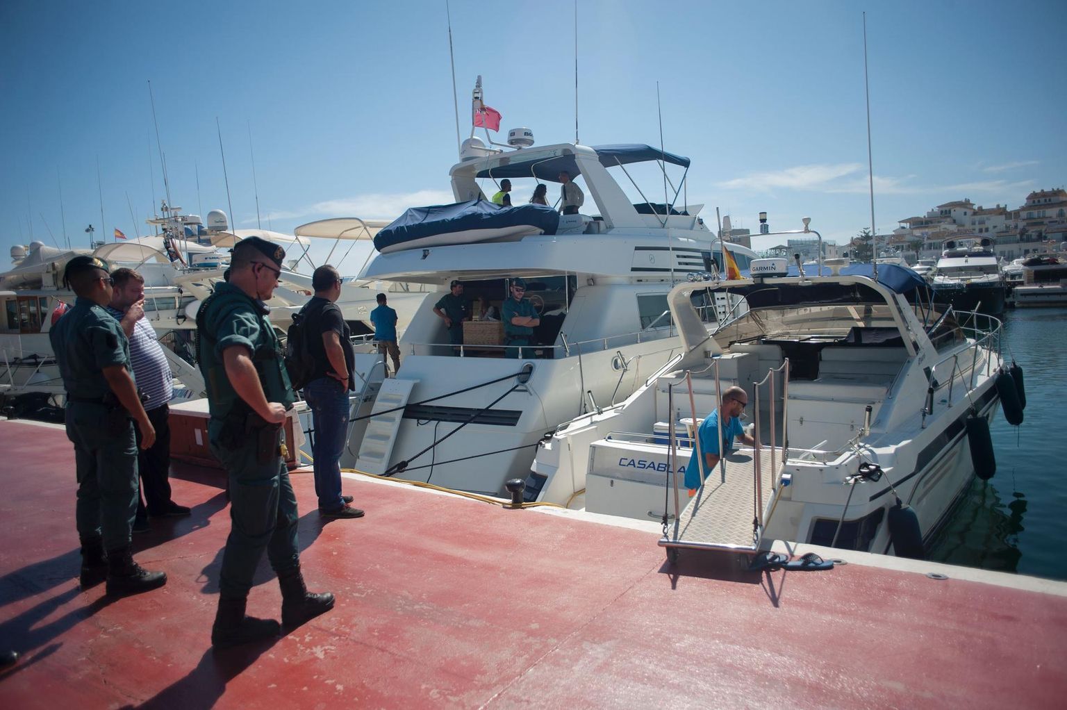 Hispaania politsei Vene maffia liikmete tabamiseks korraldatud haarangul Puerto Banúse sadamas Costa del Solis 2017. aasta sügisel. Viimastel aastatel on Hispaania võimud riigis seni suhteliselt vabalt tegutseda saanud Ida-Euroopa jõugud tihedamalt pihtide vahele võtnud. 