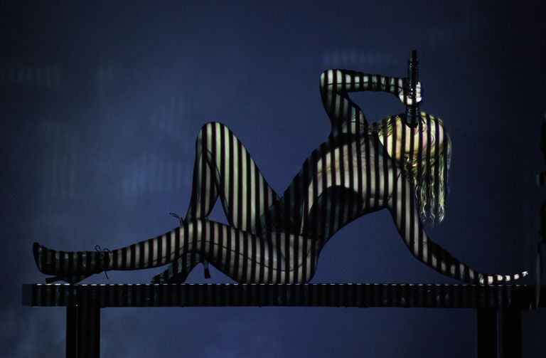 Jennifer Lopez kandis laval liibuvat kostüümi, mis napilt vaid ta kõikse intiimsemad piirkonnad ära varjas. 