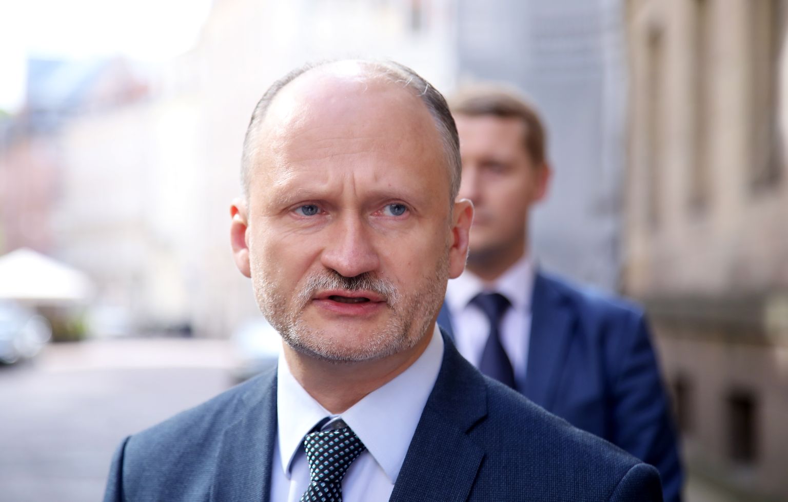 Partijas "Latvijas Krievu savienība" līdzpriekšsēdētājs Miroslavs Mitrofanovs dodas iesniegt partijas deputātu kandidātu sarakstu un priekšvēlēšanu programmu 14. Saeimas vēlēšanām Centrālajā vēlēšanu komisijā.