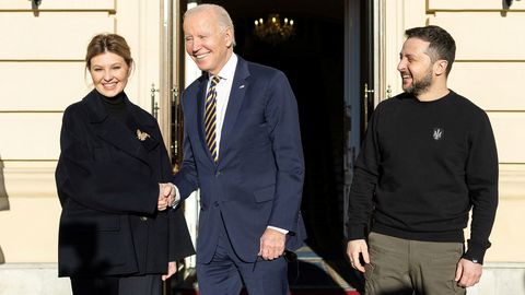 Президент США Джо Байден прибыл в Киев в канун годовщины российского вторжения. О визите заранее не объявляли