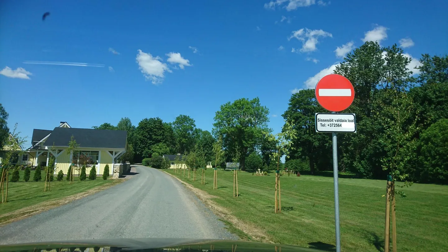 Keelumärgi järgi tuleb Suurpalu teel sõitmiseks nüüd maaomanikult luba küsida.