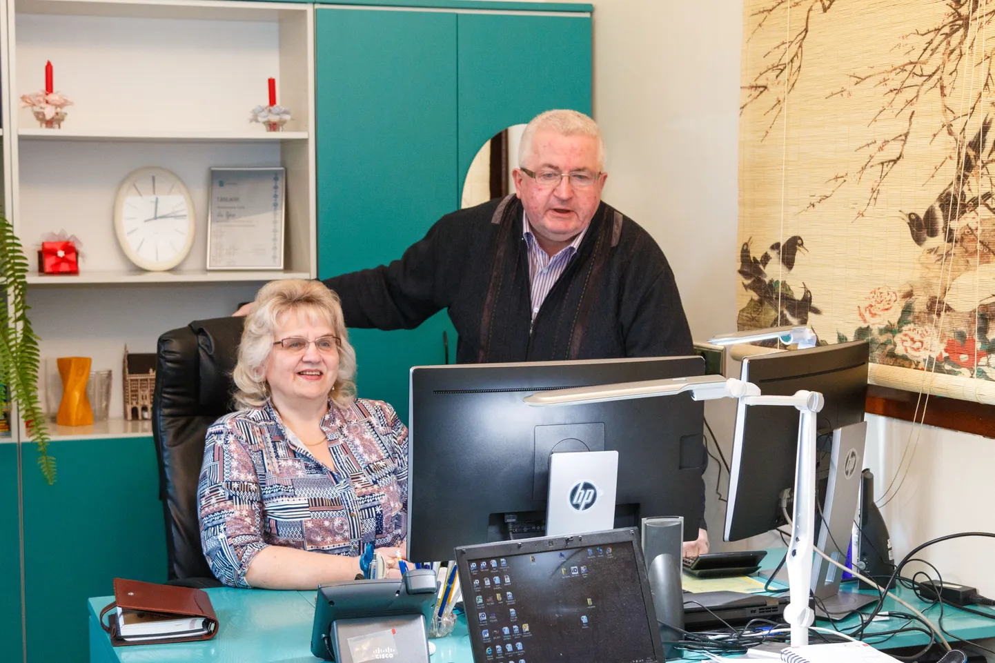 Valga raudteejaamas tegutsevas Valgamaa ühistranspordikeskuses on toimetamas juhatuse liige Agu Kabrits ja tegevjuht Liia Rätsep.
