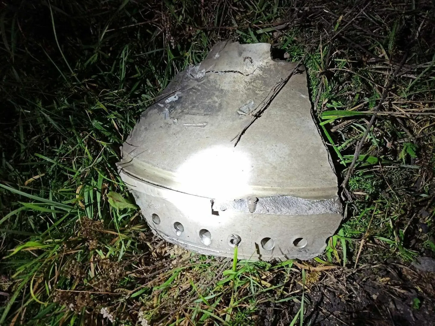Raketitükid Przewodówi küla viljakuivati juures.