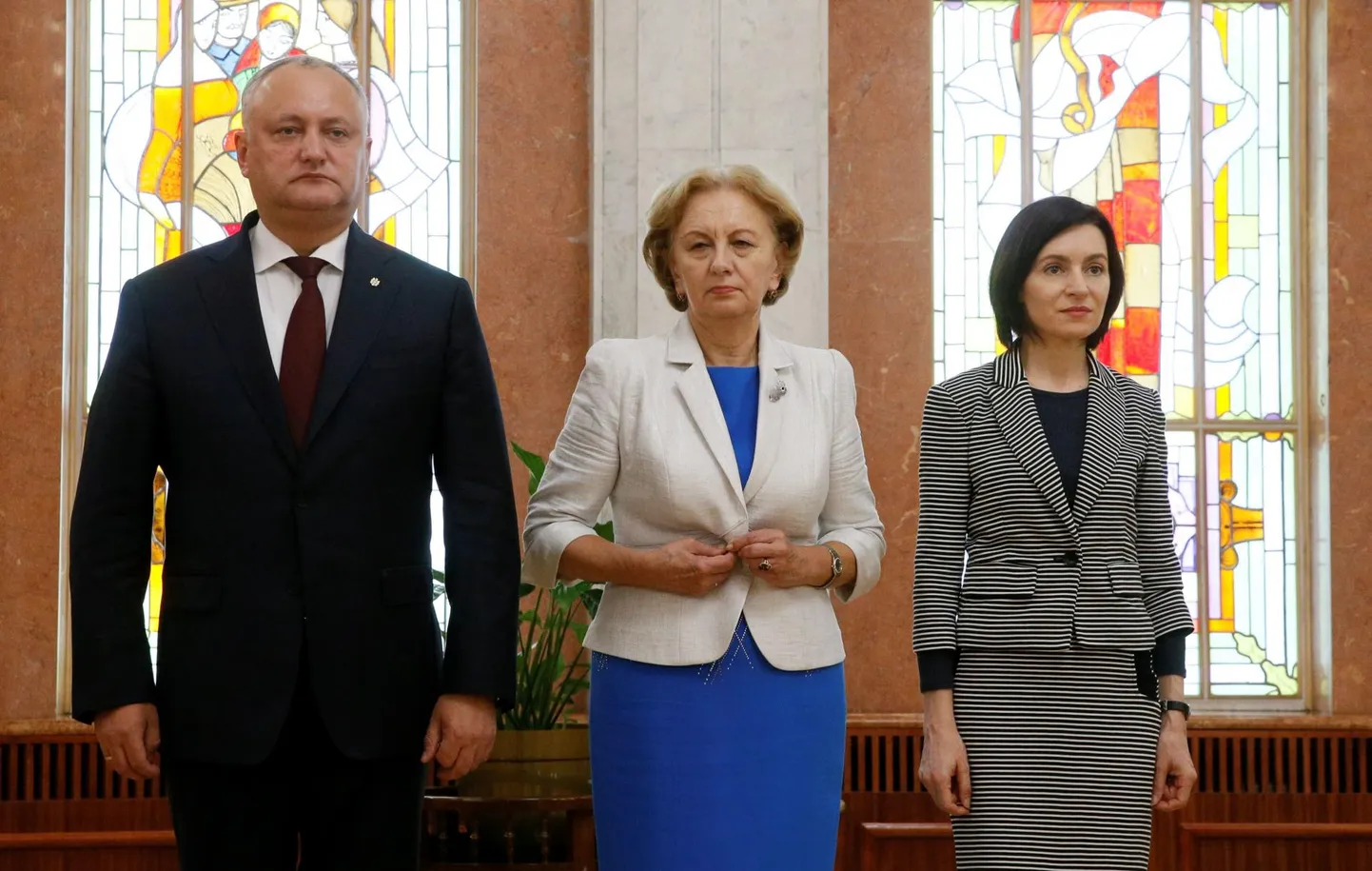 Moldova president Igor Dodon (vasakul) ja peaminister Maia Sandu (paremal), nende vahel parlamendi spiiker Zinaida Greceanîi eelmisel nädalal uue valitsuse ametisse nimetamise tseremoonial.