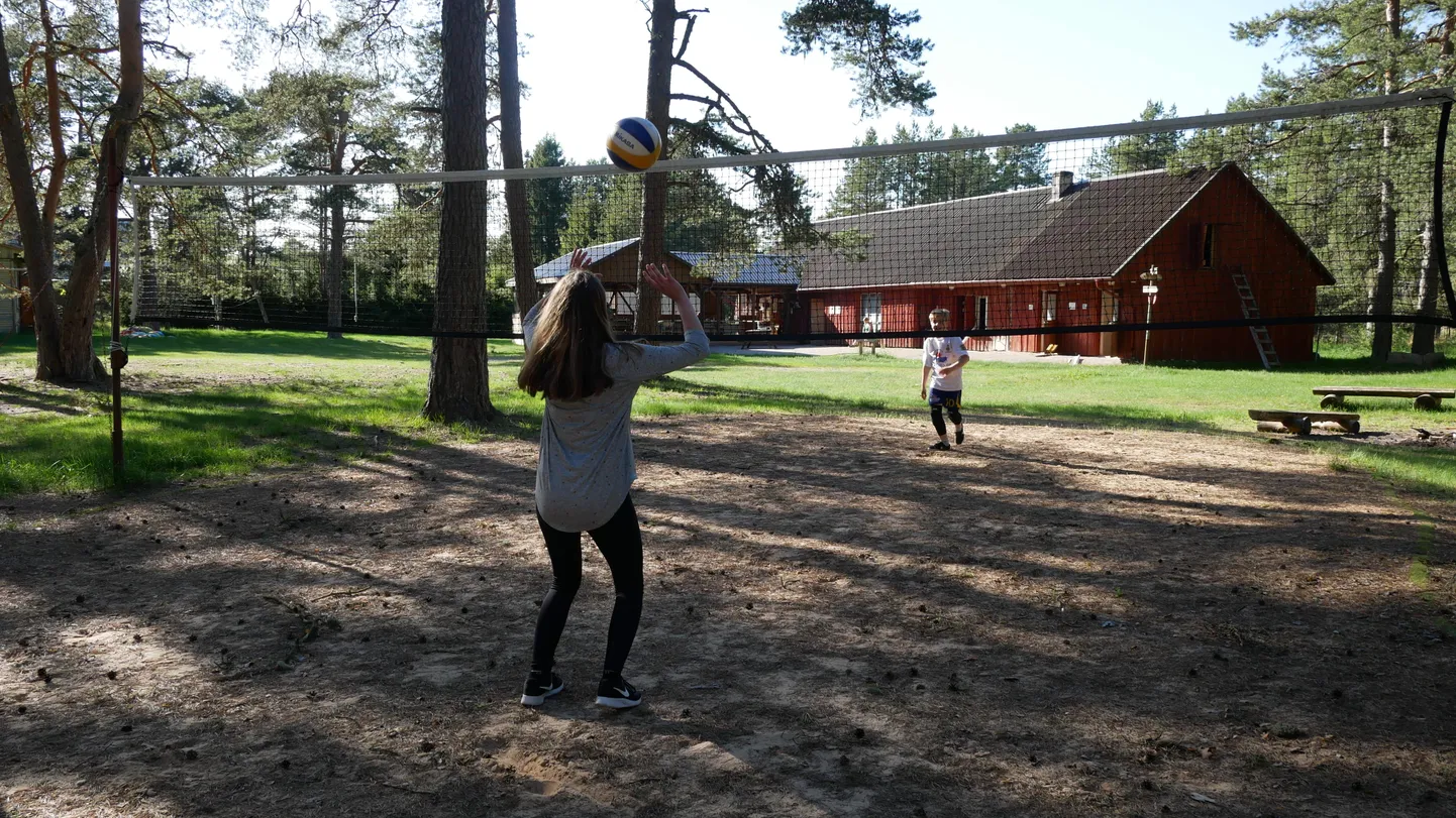 Jõhvi võimude arvates peaks Peipsi ääres Karjamaal asuv laager olema Jõhvi spordikooli kasutuses, aga mitte spordiklubi käes, kellele see on välja renditud.