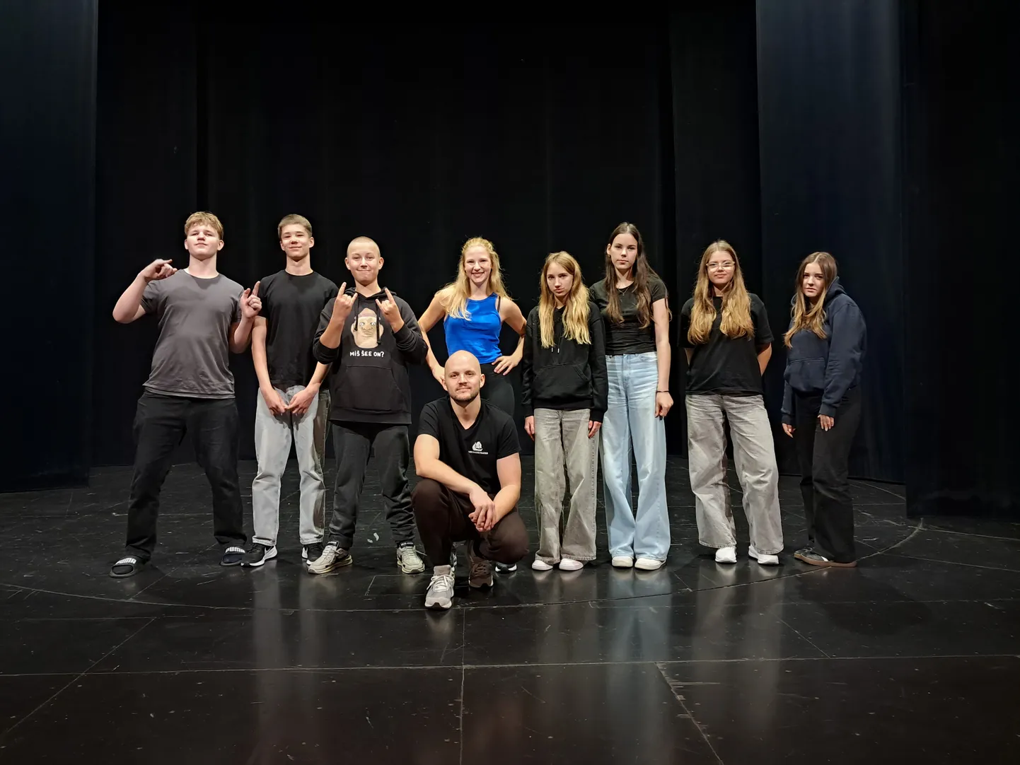 Aste põhikooli 8. klass Tanel Tingi koolitusel Kuressaare teatris