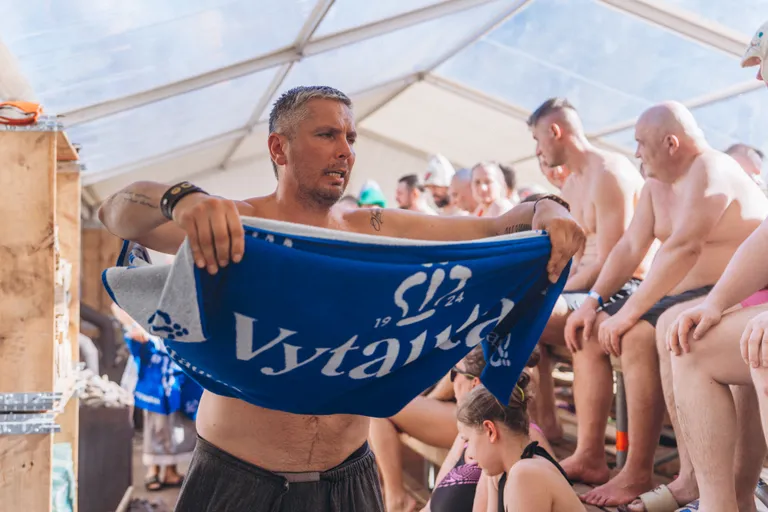 TÖÖHOOS: Peakorraldaja Marko Torm saunarituaalide ajal kuumust rätikuga laiali ajamas.