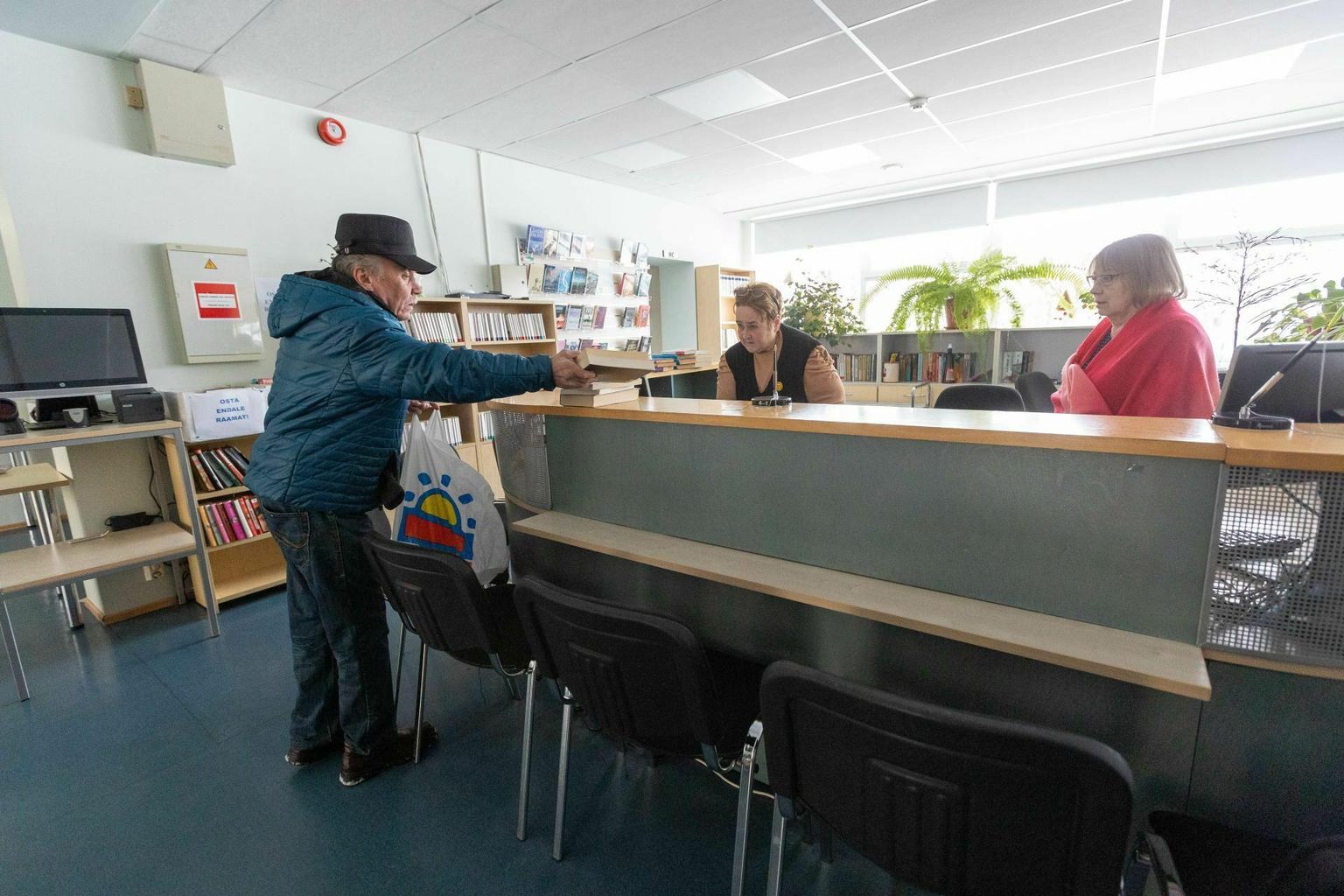 Kui möödunud aasta lõpus Järvamaa keskraamatukogu jälle vooluta jäi, teenidasid Siiri Muru (vasakul) ja Helle Orav lugejaid edasi. Arvutid ei toiminud, kuid kasutusel olid paber ja pliiats, et panna kirja kõik raamatud, mis majast välja läksid.
