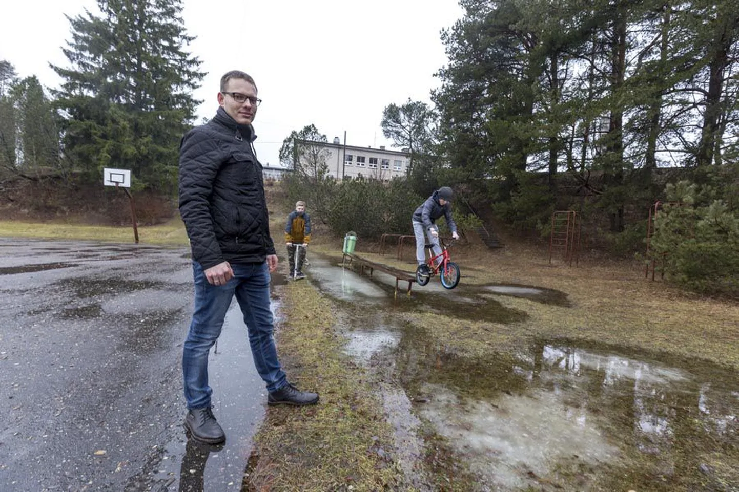 Imre Jugomäe selja taga olevale platsile hakatakse siis, kui maa on kuiv, rajama trikiparki. Noored trikiratturid Kaspar Teorein ja Kuldar Sperling ootavad selle valmimist pikisilmi, sest nende peamine harjutusväljak on seni olnud poetagune.