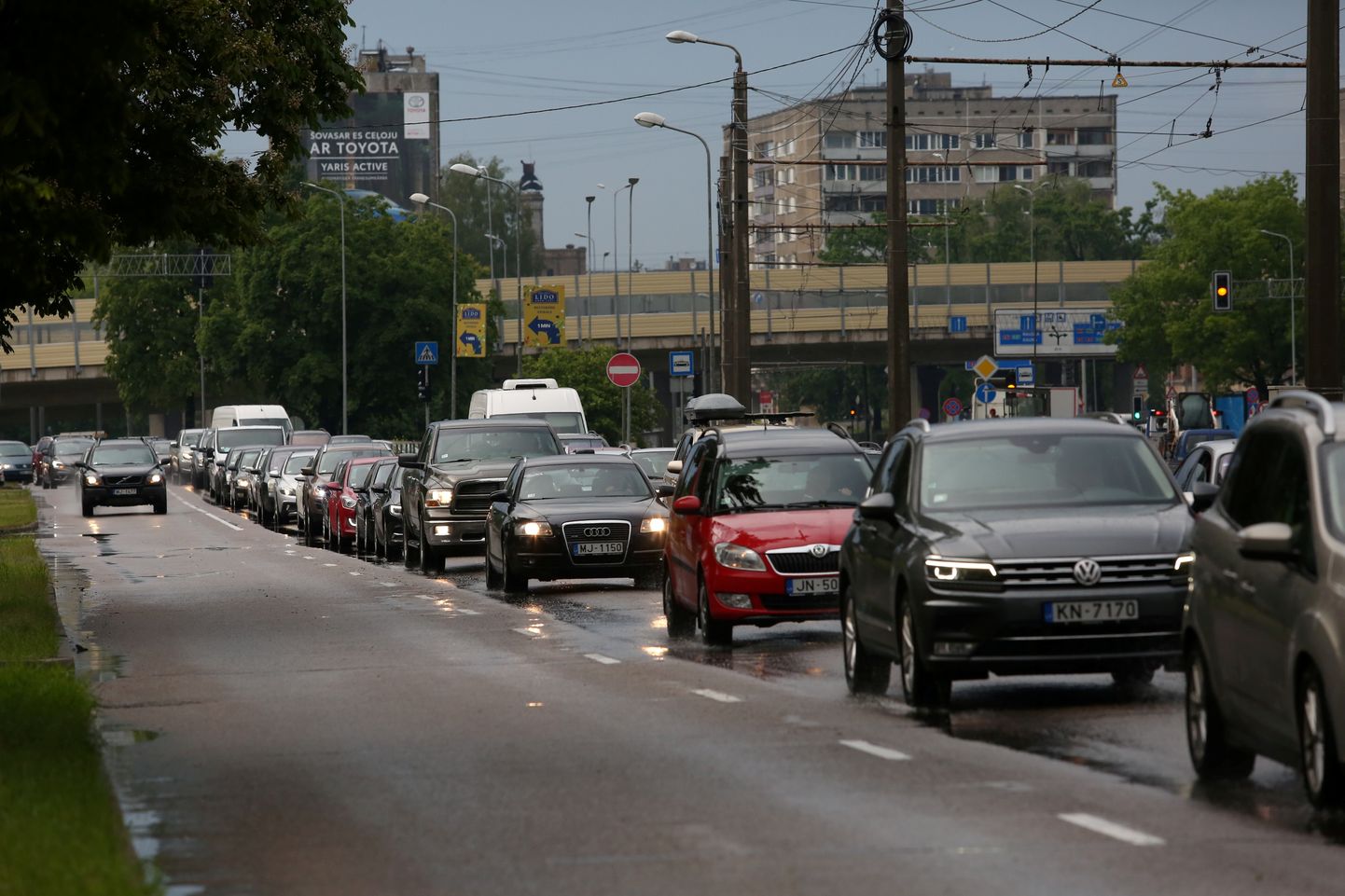 Automašīnas Maskavas ielā