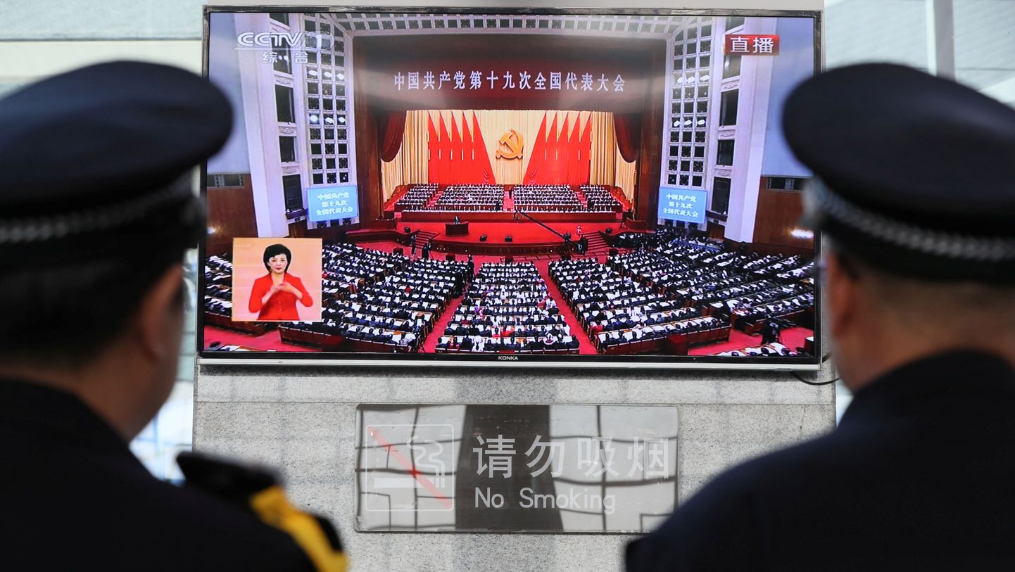 Hiina politseinikud vaatavad telerist president Xi Jinpingi kõnet Hiina kommunistliku partei 19. kongressil.