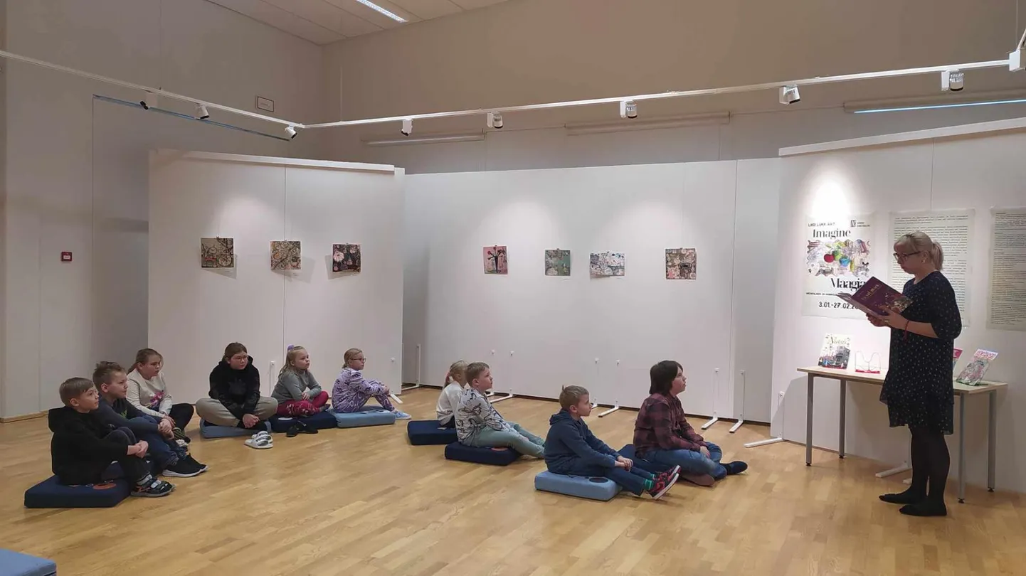Kooligrupp Liisi Luki näitusel "Imagine / Maagia" Vändra kunstigaleriis.