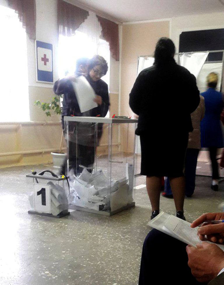 Ljudmilla Sklõarevskaja hääletamas