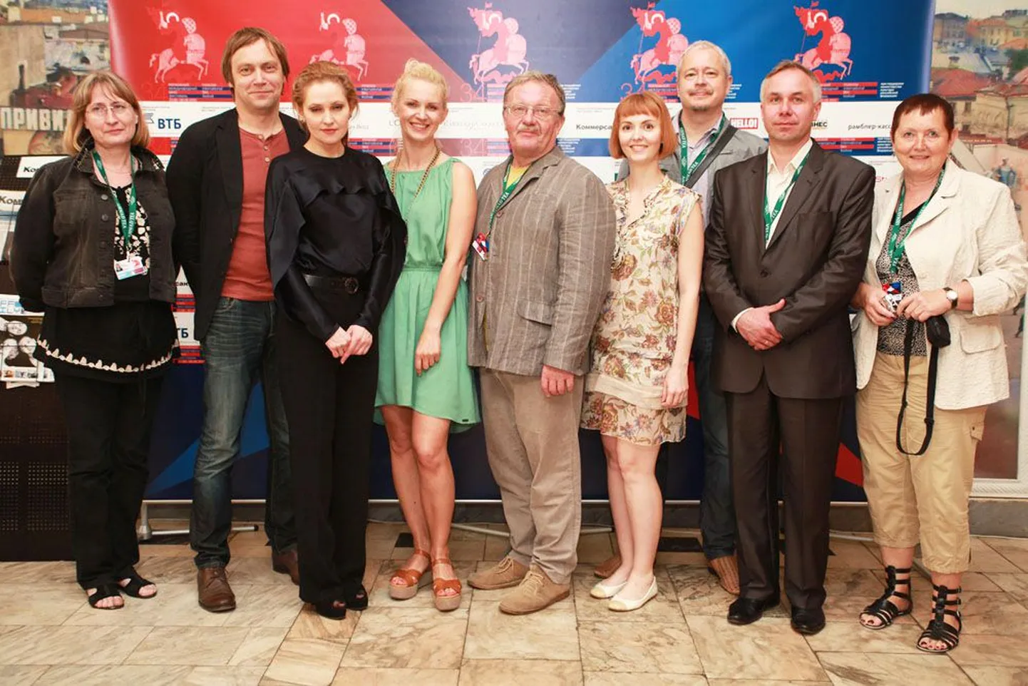 Eestit esindas festivalil Peeter Simmi (pildil keskel) film «Üksik saar», mis valmis koostöös Läti ja Valgevene filmitegijatega.