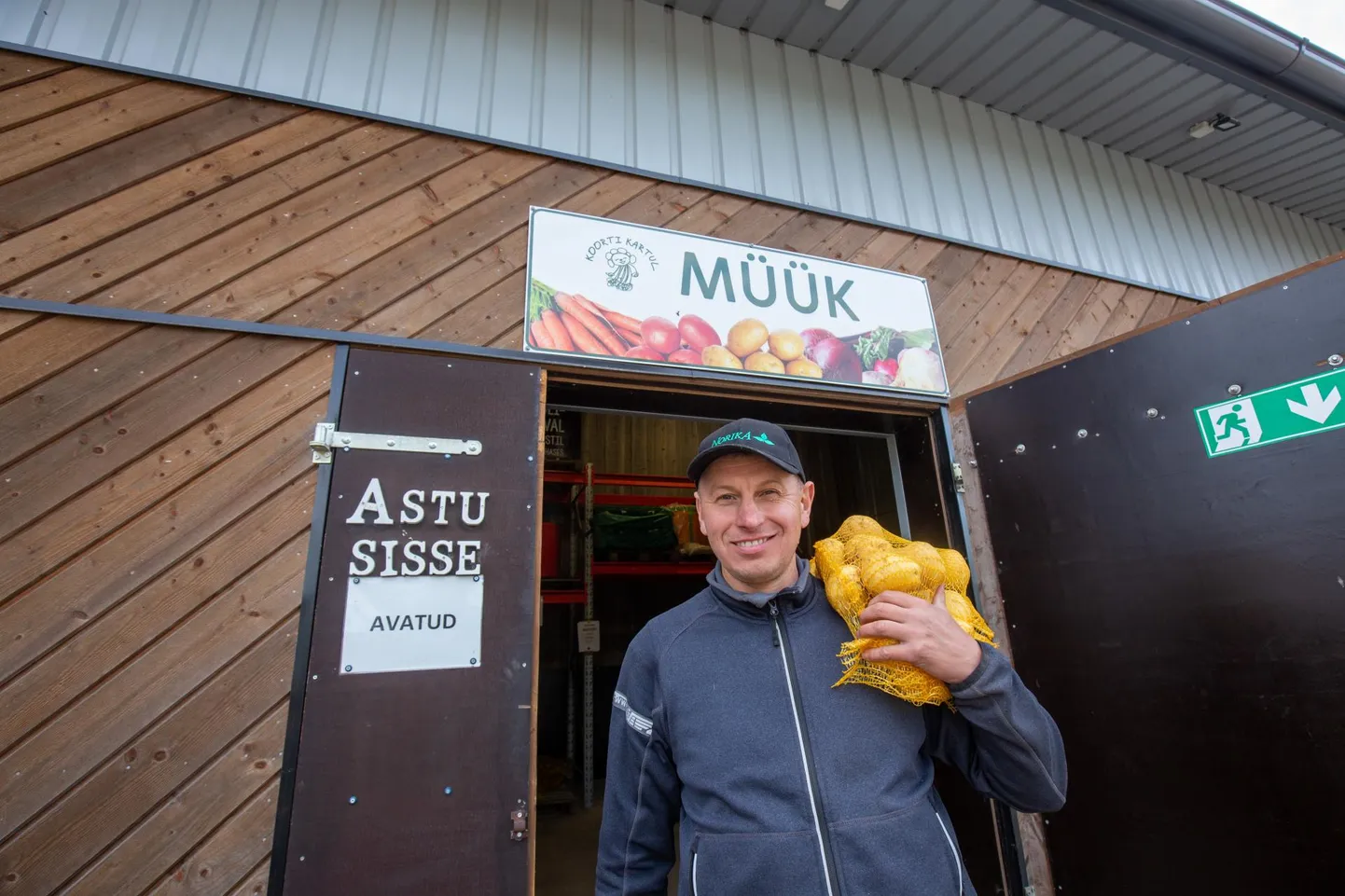 Leie lähedal asuva iseteenindusliku kartulimüügipunkti pidaja, Väikesaare talu peremees Janek Lass võib rahul olla, et kartuli hind on pisut paremas seisus kui aasta eest.