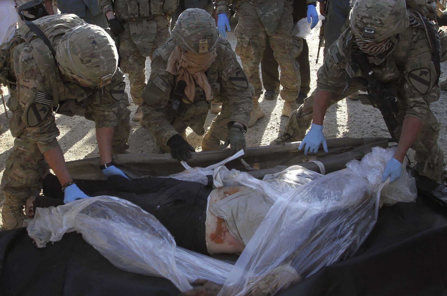 NATO sõdurid 2011. aastal Kabulis tapetud GIZi töötajate surnukehadega