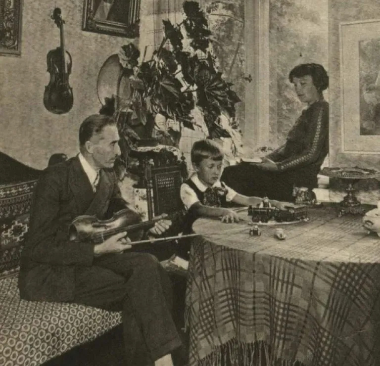 Mākslinieks Reinholds Kasparsons atpūtas brīdī ar kundzi Oliviju un dēlu Ģirtu (Foto no žurnāla "Atpūta")