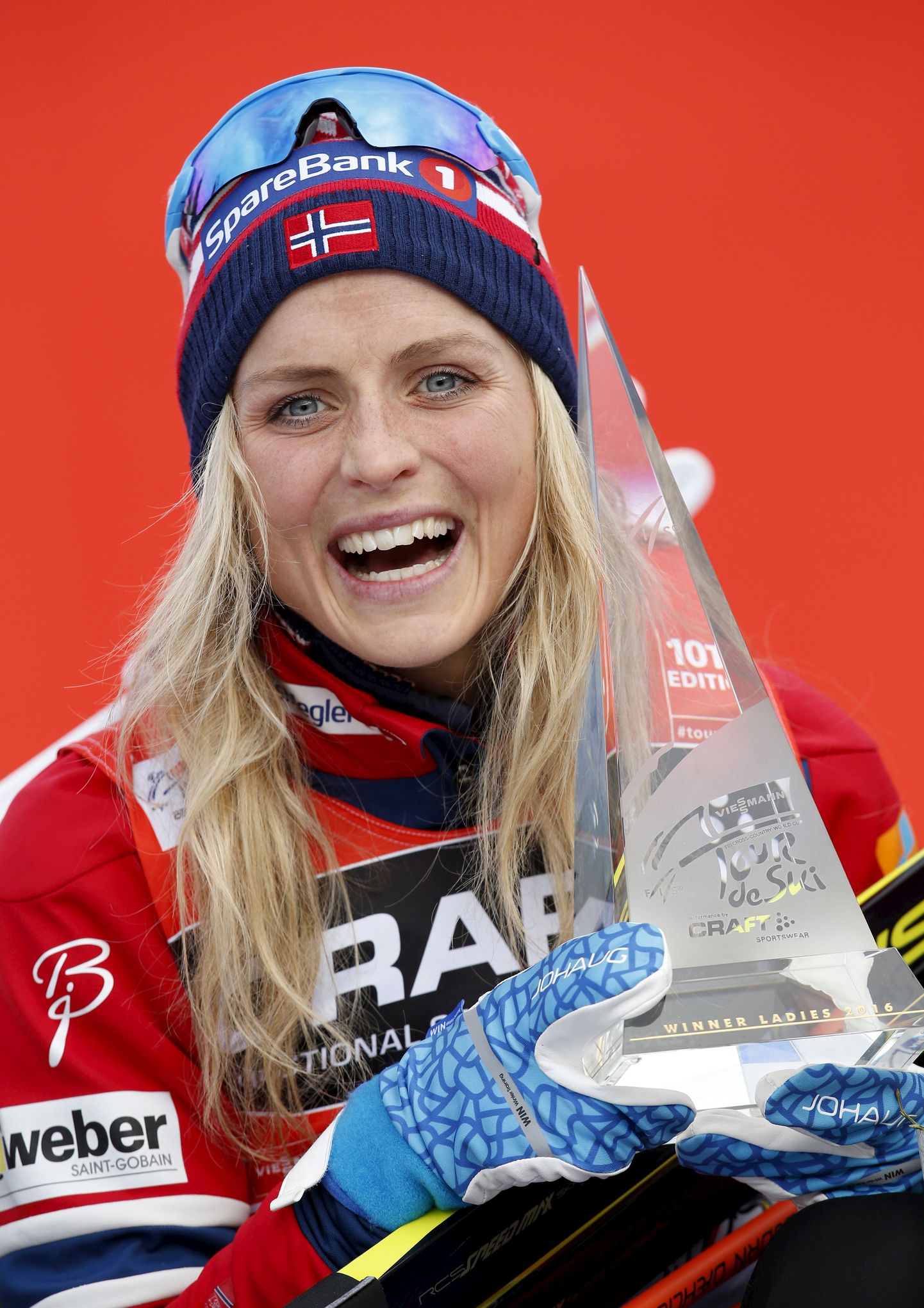 Therese Johaug rõõmustamas 2016. aasta Tour de Ski võidukarikaga.