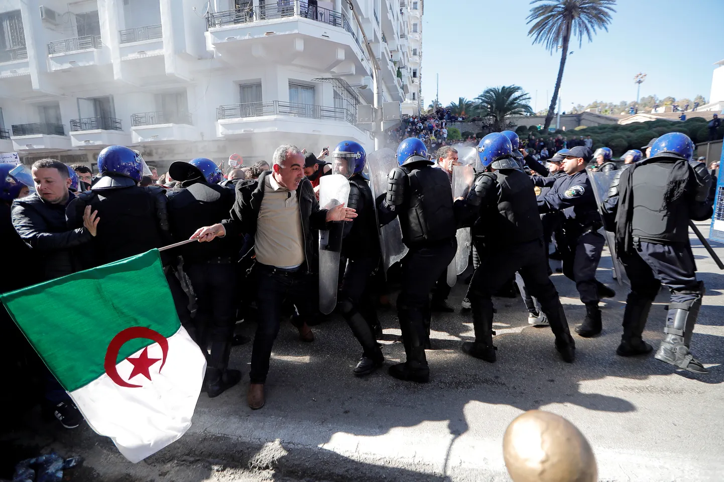 Акция протеста в Алжире переросла в столкновения с полицией.