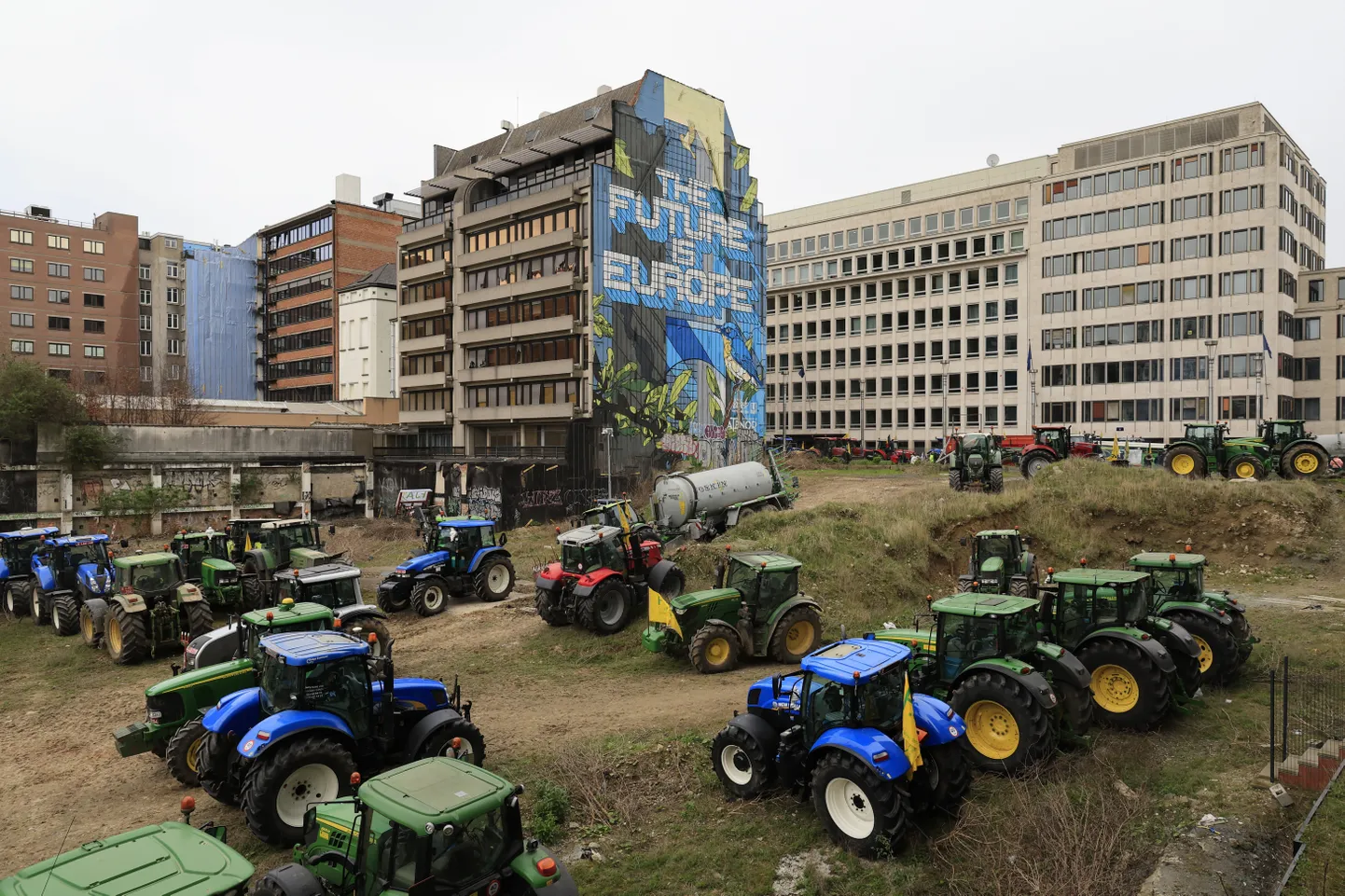 ELi farmerite traktorid ELi Ministrite Nõukogu hoone juures Brüsselis. Farmerid pole rahul, kuidas EL viib ellu rohepööret.