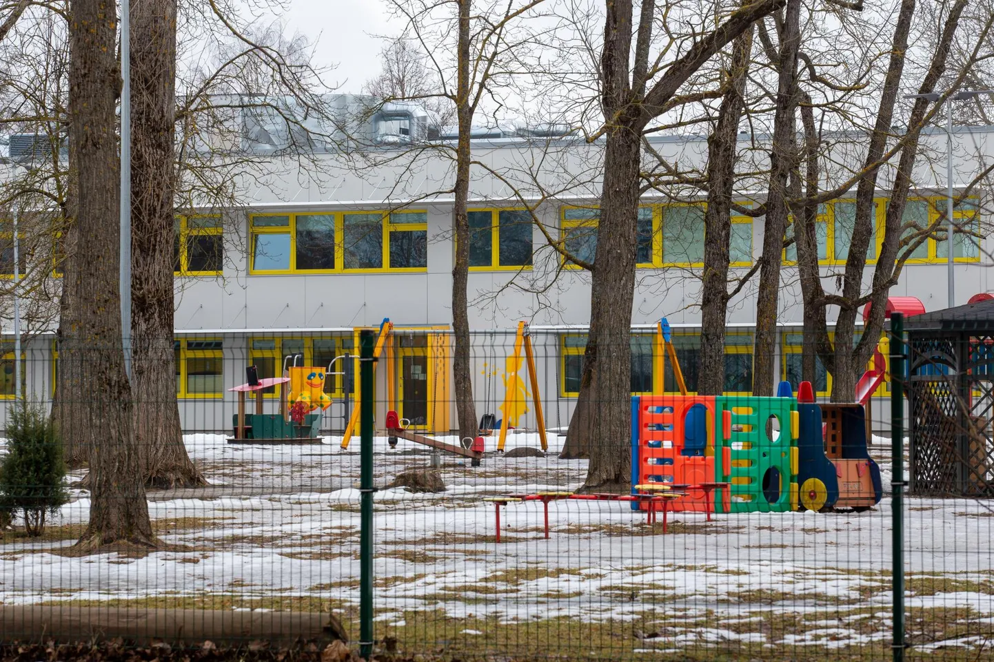 Maarjamõisa lasteaias käib läinud neljapäevast tavapärasest kaks kolmandikku lapsi vähem. Lasteaed on valmis mudilasi jätma ka ööseks.