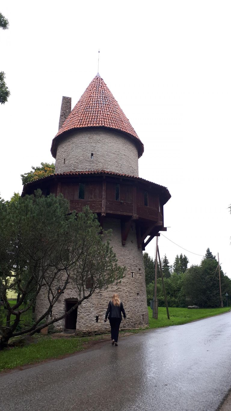 Kui keerata vanale teele, mis kulgeb paralleelselt kiirteega, leiab sealt tornelamu, mida peetakse Baltimaade vanimaks kindlusehitiseks.
