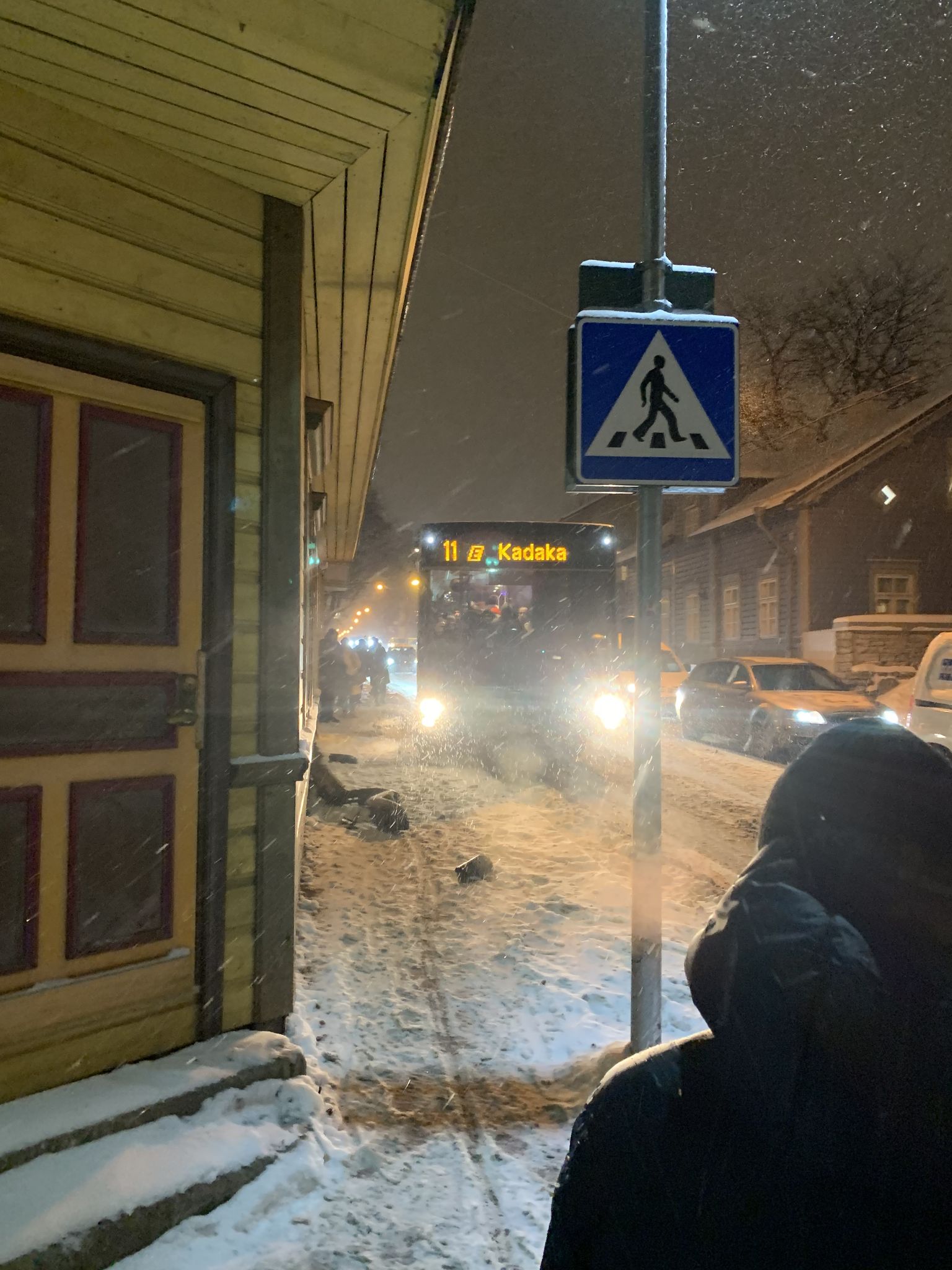 ФОТО В центре Таллинна городской автобус врезался в стену дома