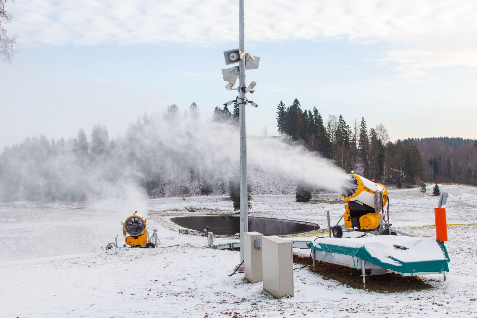 Lumetootmine läks Otepääl lahti mitmes suusakeskuses. Otepää Winterplace`i juhataja Siim Kalda avaldas lootust, et tõenäoliselt on lumepark talverõõmude nautijate vastuvõtuks valmis juba reedel.