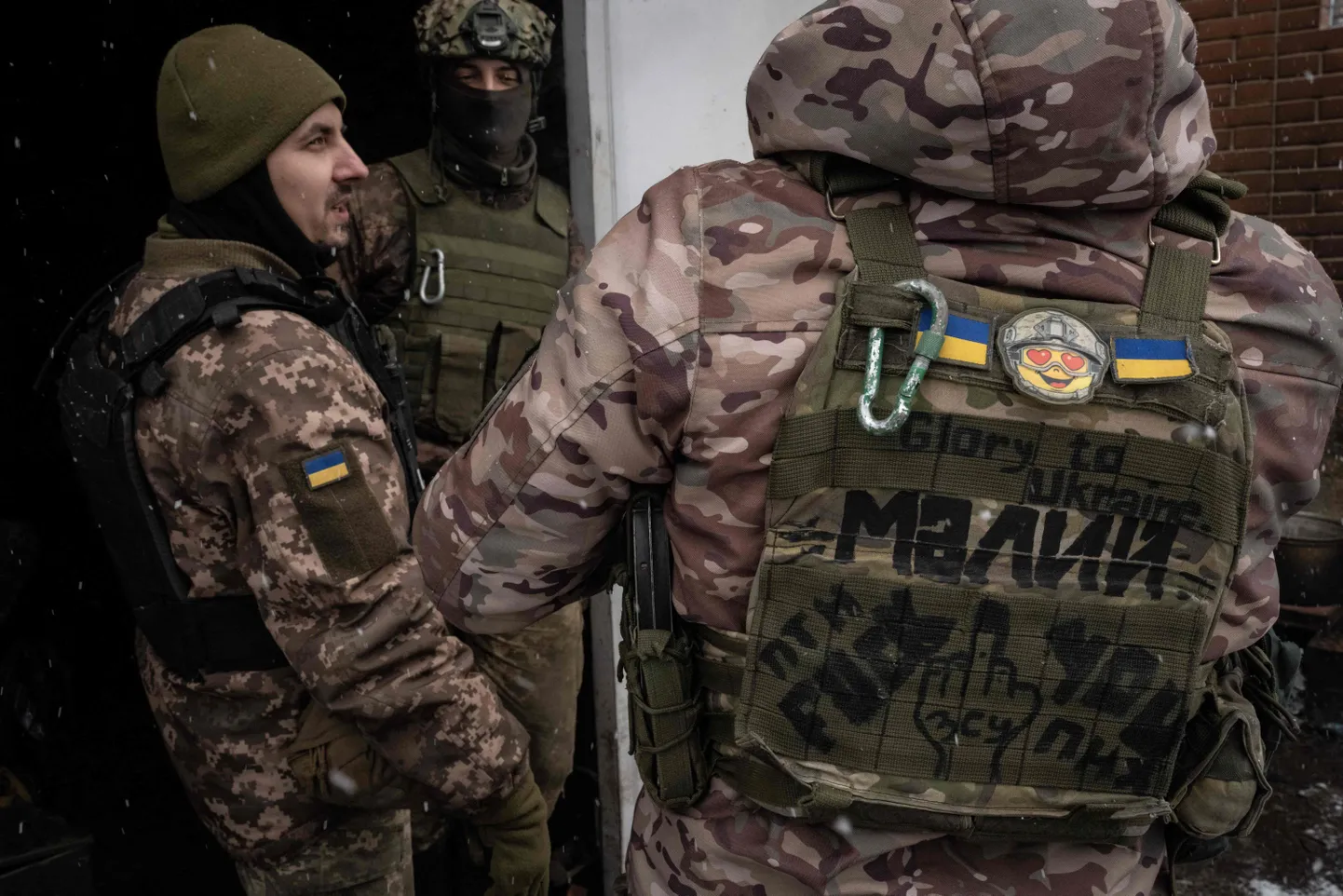 Kirjutised Ukraina sõduri kuulivestil.