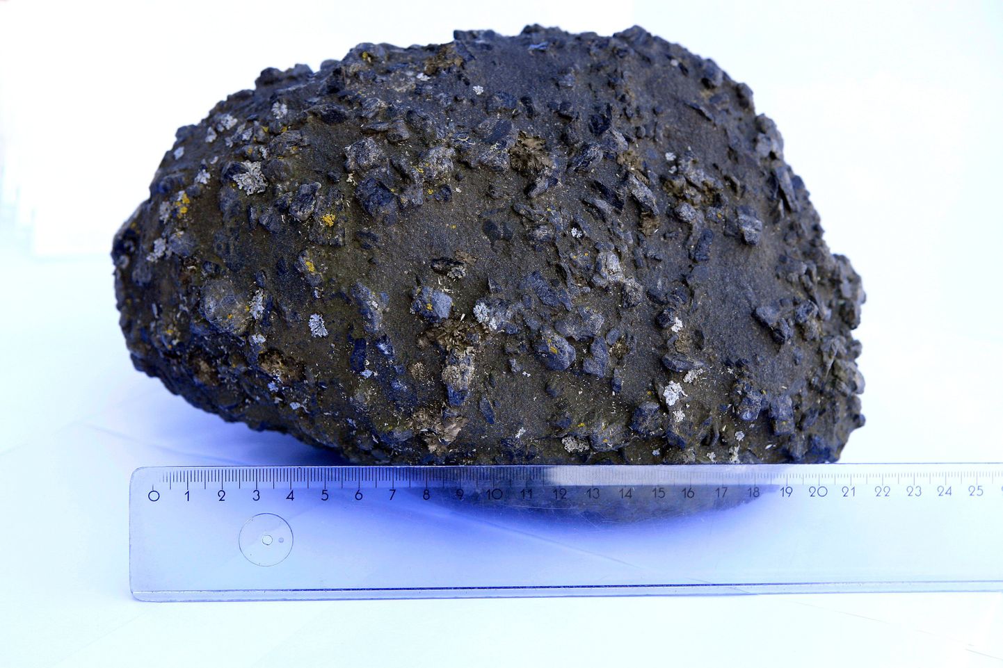 Ümara kujuga vulkaaniline kivim on umbes 1,9 miljardit aastat vana ja kaalub 11 kilogrammi.