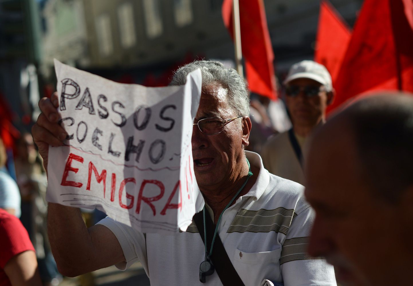 «Passos Coelho, emigreeru!» kuulutab Portugali kommunistliku partei meeleavaldusel osalev mees peaministrile.
