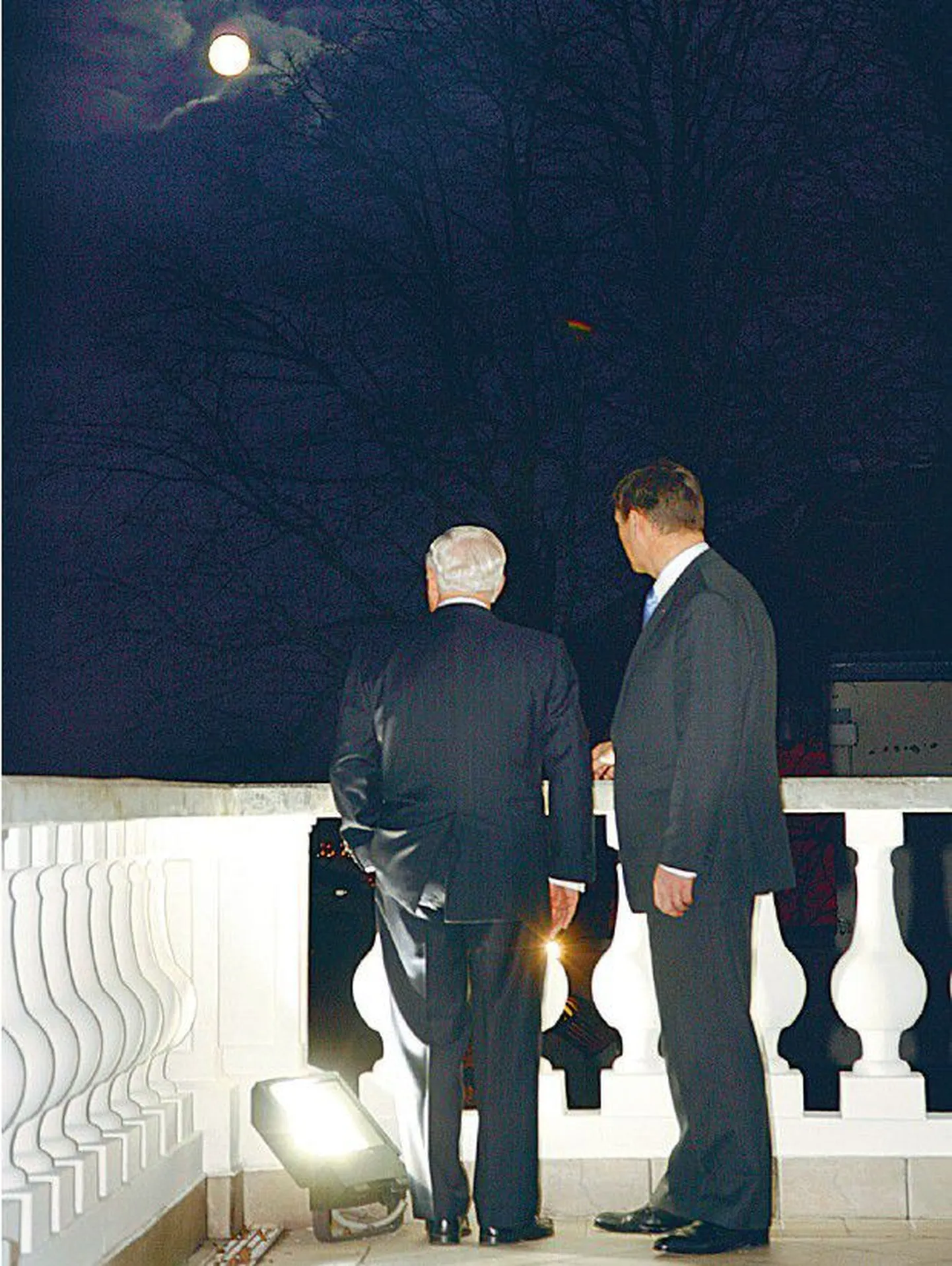 Eile esimest korda Eestisse jõudnud USA kaitseminister Robert Gates (vasakul) sai sissejuhatuseks koos peaminister Andrus Ansipiga Stenbocki maja rõdult kuud imetleda.
