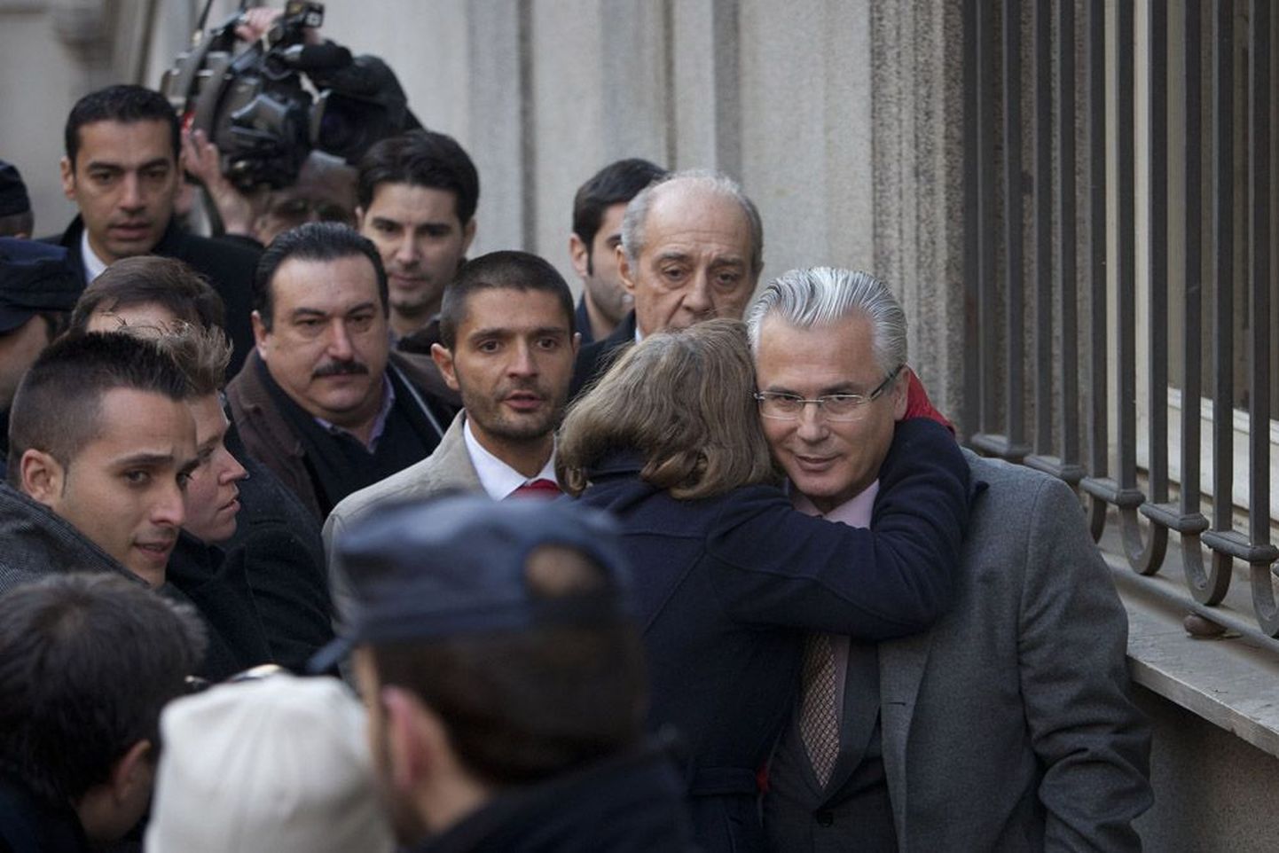 Kohtunik Baltazar Garzóni (paremal) toetuseks on Madridi tänavatele tulnud tuhanded inimesed. See tundmatu naine embas teda eelmisel nädalal, kui Garzón ülemkohtusse saabus.