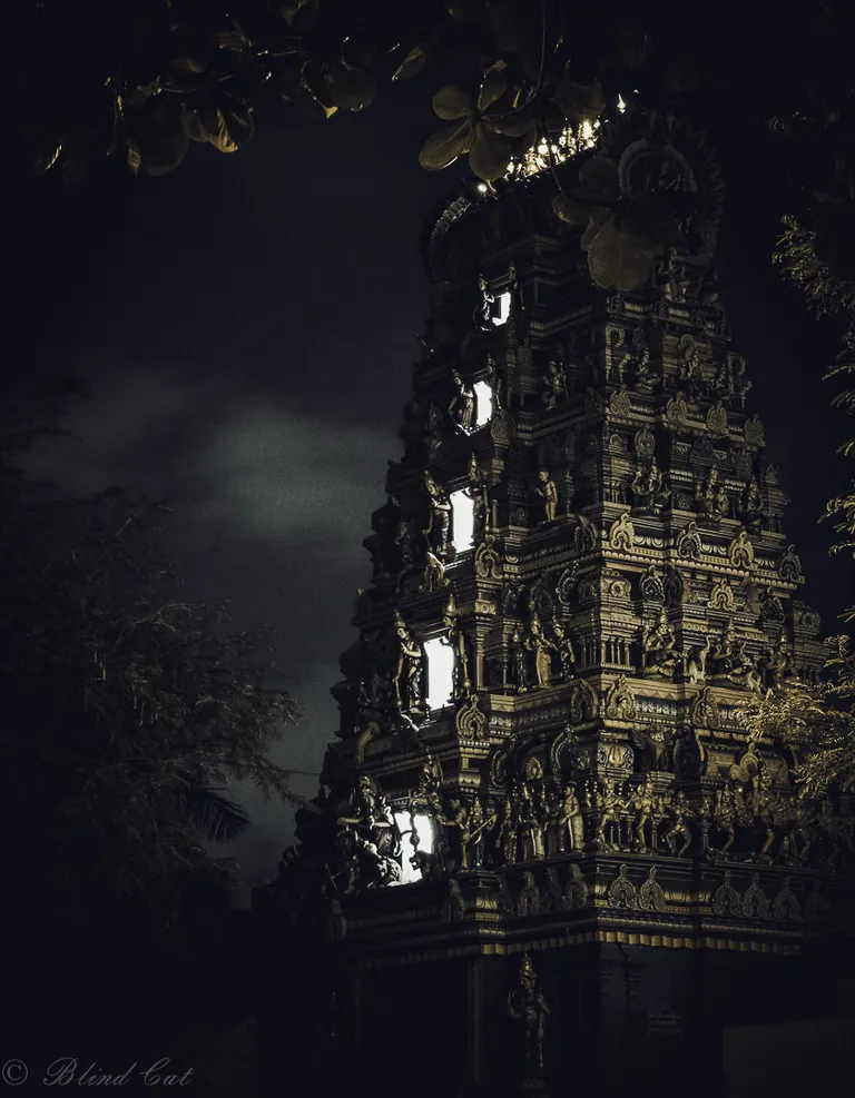 Gopuram ehk sissepääs hindu templisse.