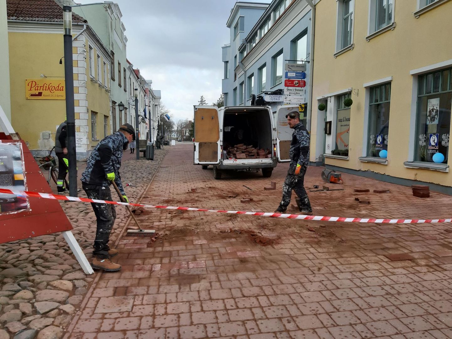 Osaühingu Läänekivi töömehed uuendavad Pärnus Rüütli tänaval ajahambast puretud sillutist.