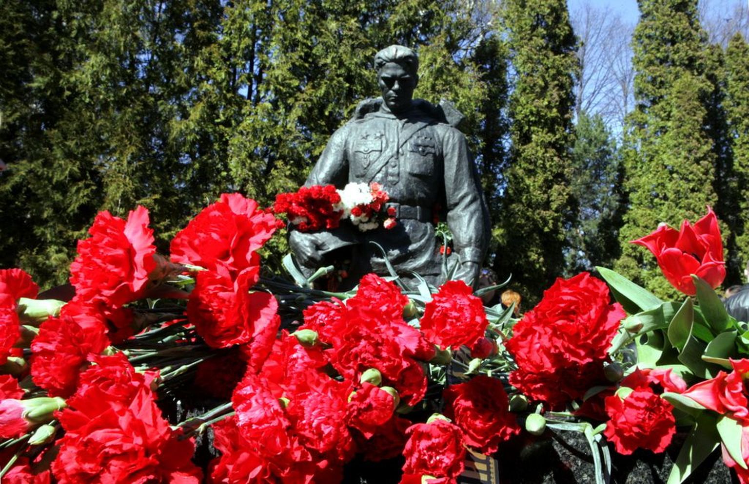 Tallinna kesklinnast kaitseväe kalmistule teisaldatud pronkssõdur.