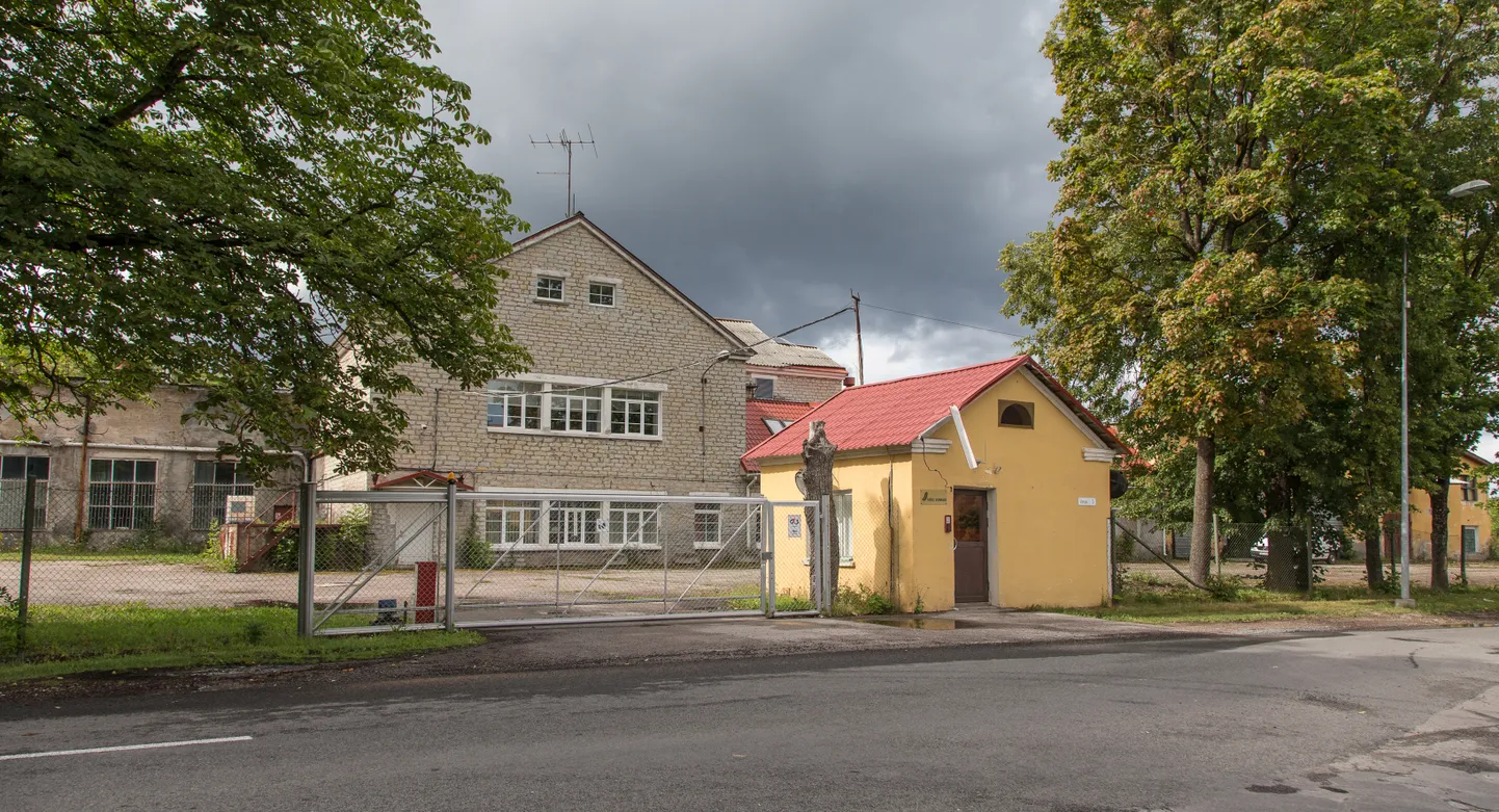 Из-за участка бывшего завода по производству лимонада часть улицы Вески пришлось сделать односторонней, когда волость решила построить там велопешеходную дорожку и с владельцем не достигли соглашения о расширении дороги.