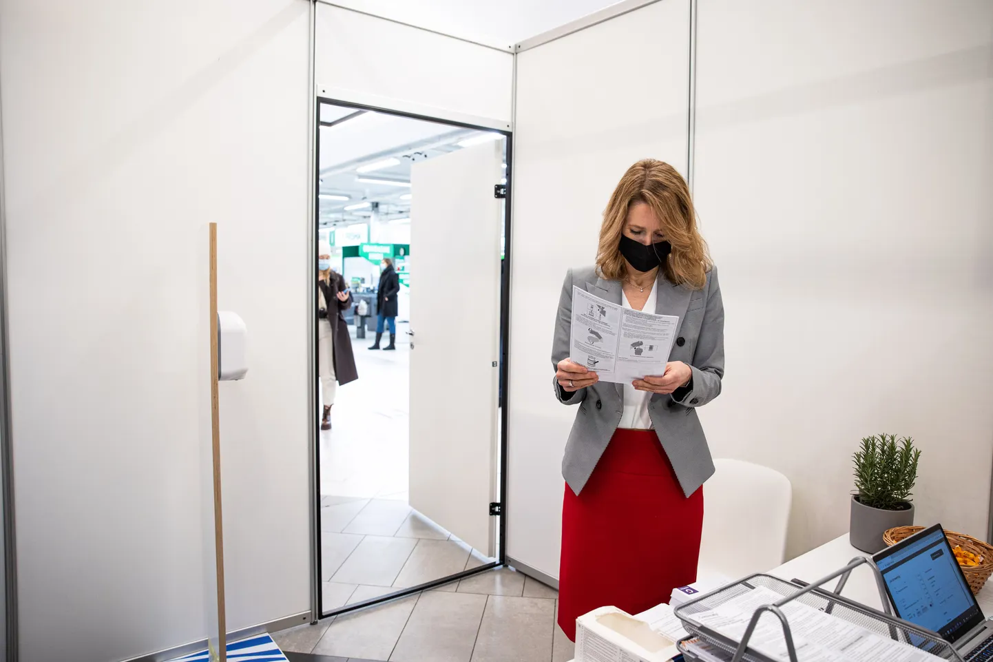 14.01.2022, Tallinn. Peaminister Kaja Kallas käis Tallinnas Kristiine keskuse Confido vaktsineerimispunktis saamas koroonaviiruse vastu tõhustusdoosi. Foto Remo Tõnismäe, Postimees