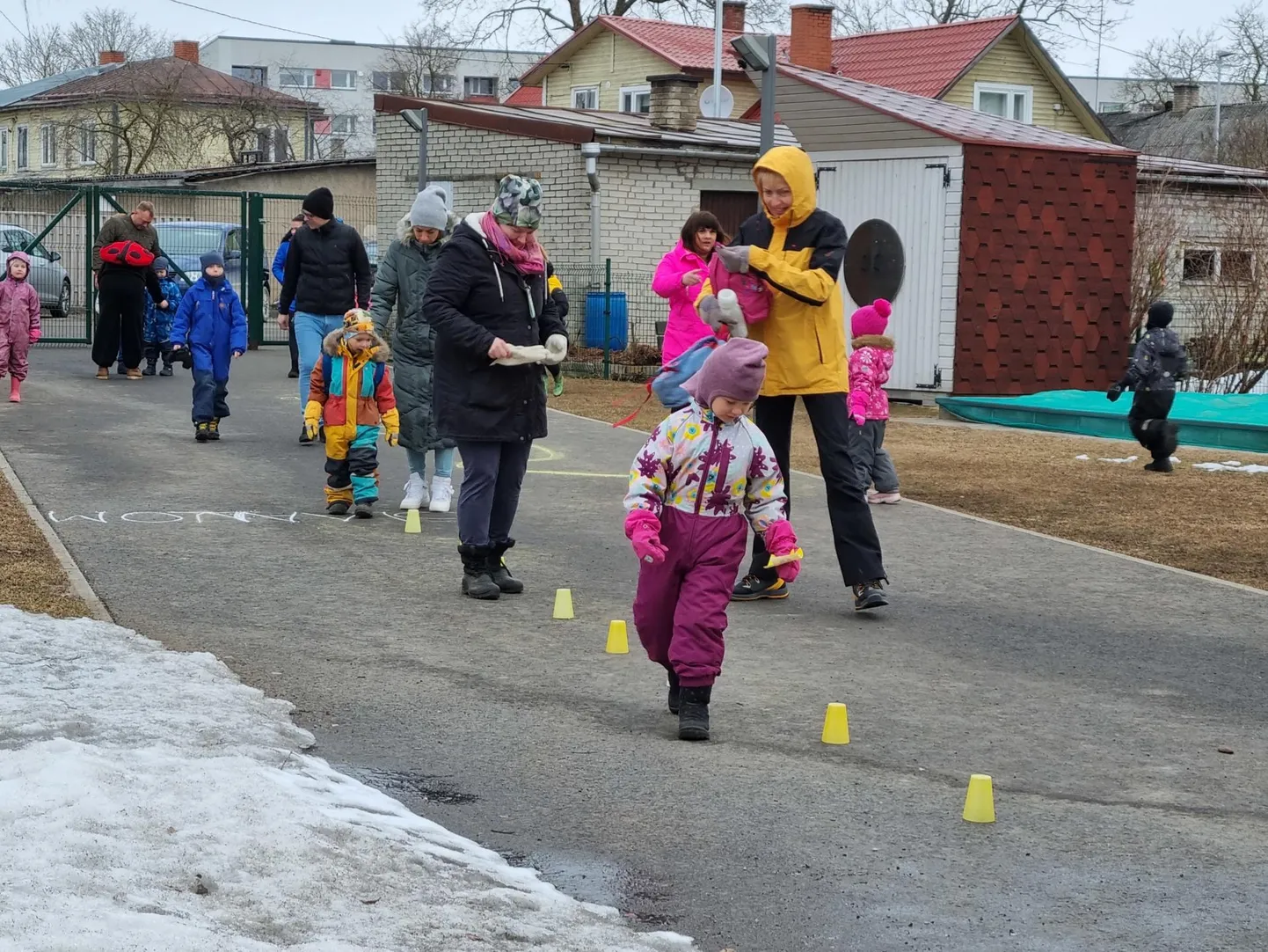Rakvere Triinu lasteaias sai hommikul takistusrada läbida.