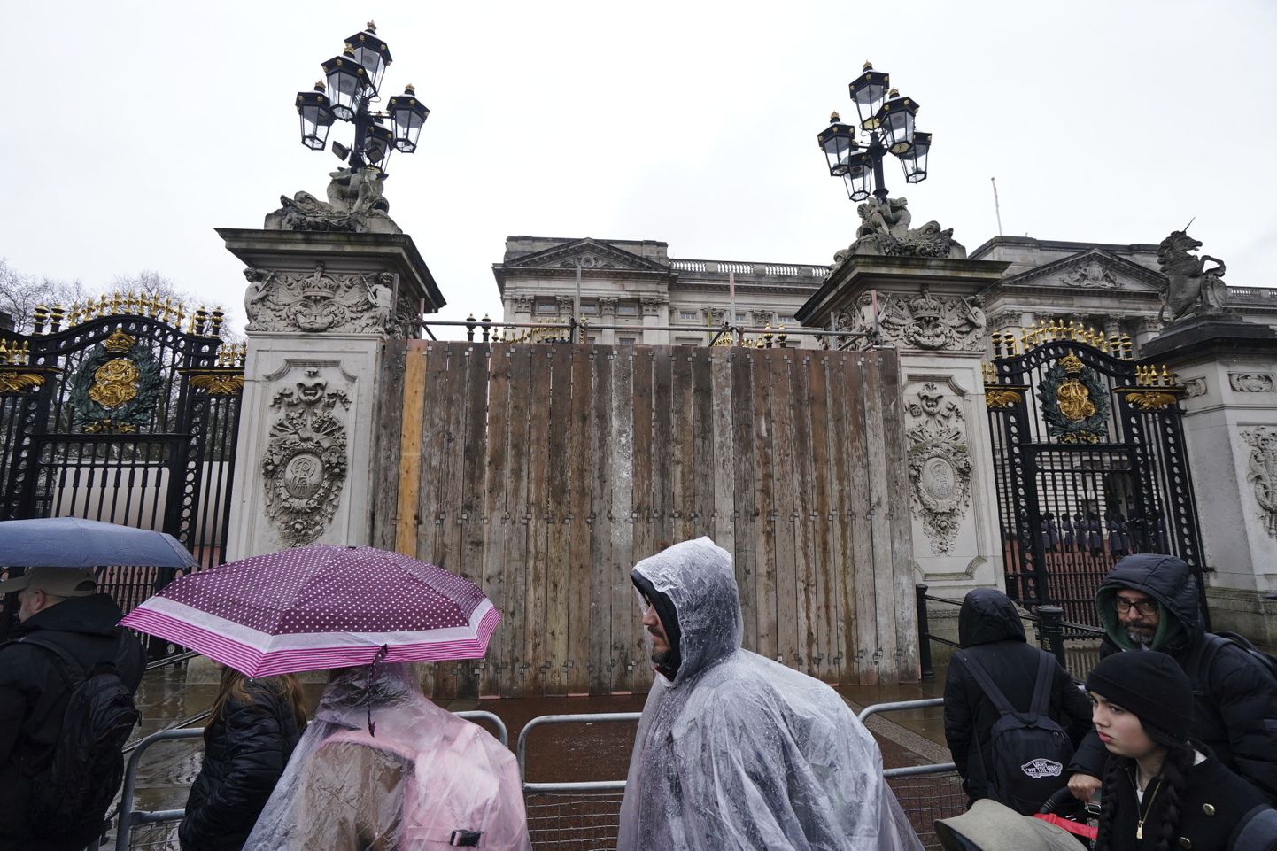 Ворота Букингемского дворца после аварии