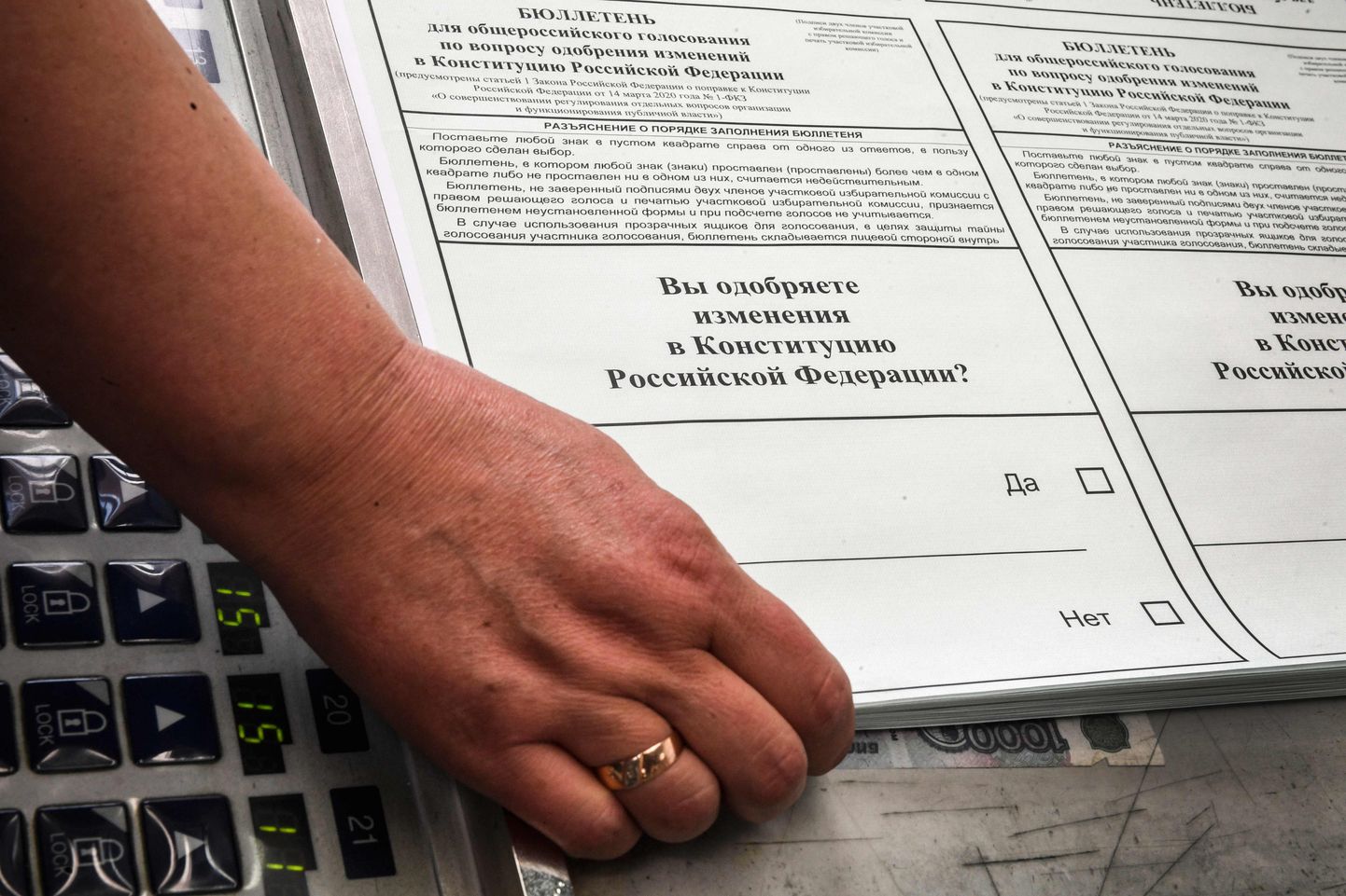 В России начинается голосование по поправкам в Конституцию и "обнулению" Путина