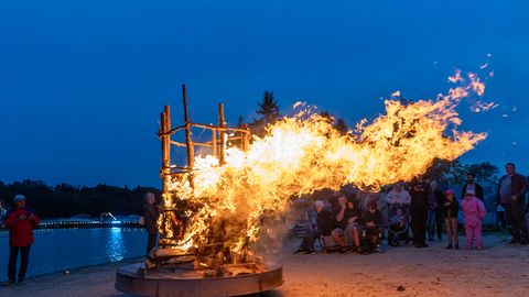 Muinastulede öö tõi Viljandi järvele ehitud paadid ja randa üle tuhande inimese