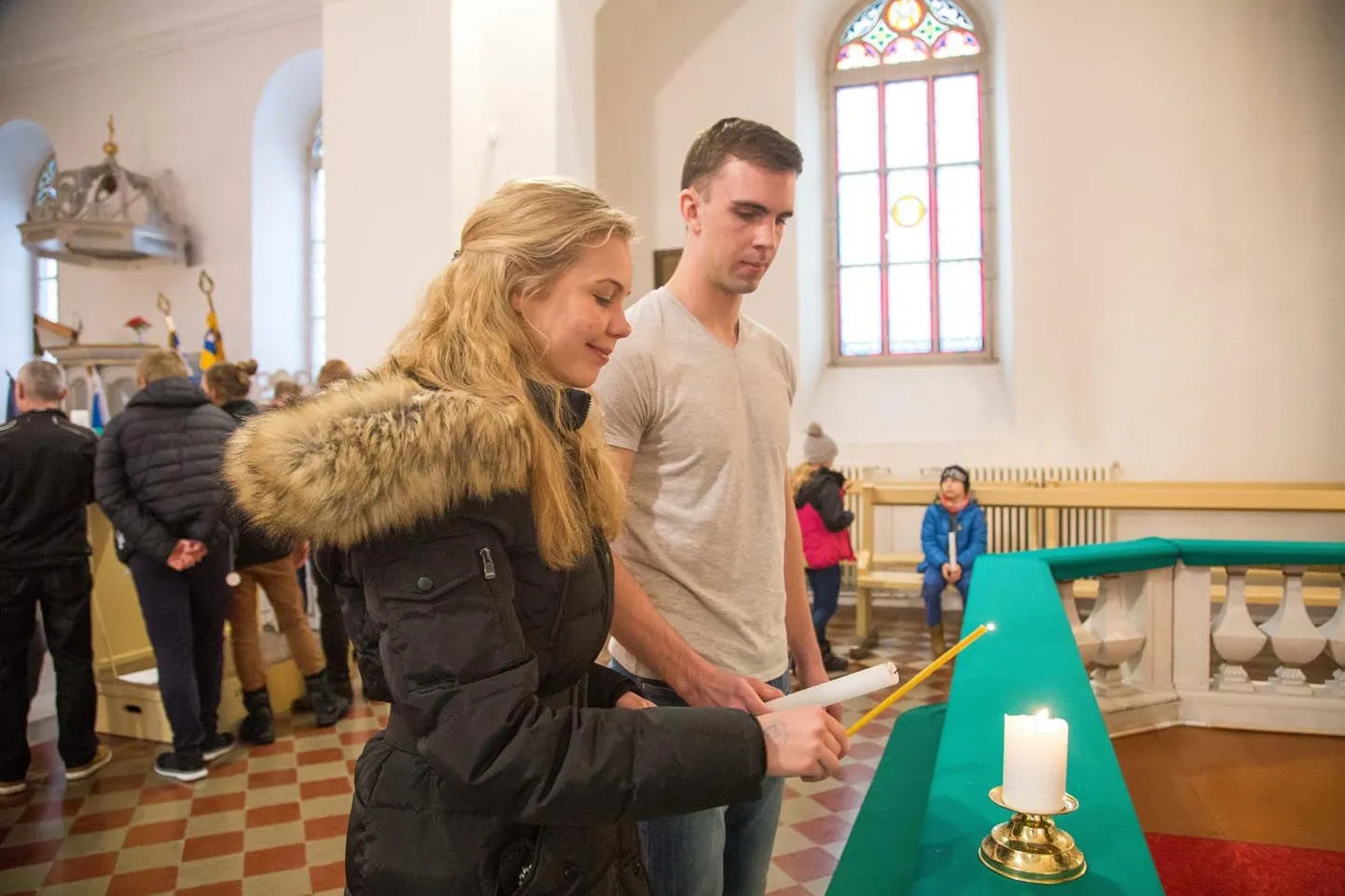 Paide gümnaasiumi õpilane Damaris Ly Tambla (esiplaanil) on üks kümnest tänavu Andeka Lapse sihtkapitali stipendiumi pälvinud Paide linna noorest.