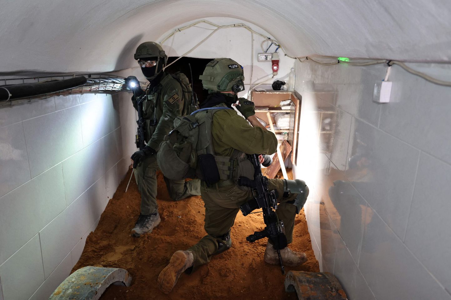 Израильские солдаты в туннеле, обнаруженном под штаб-квартирой БАПОР.