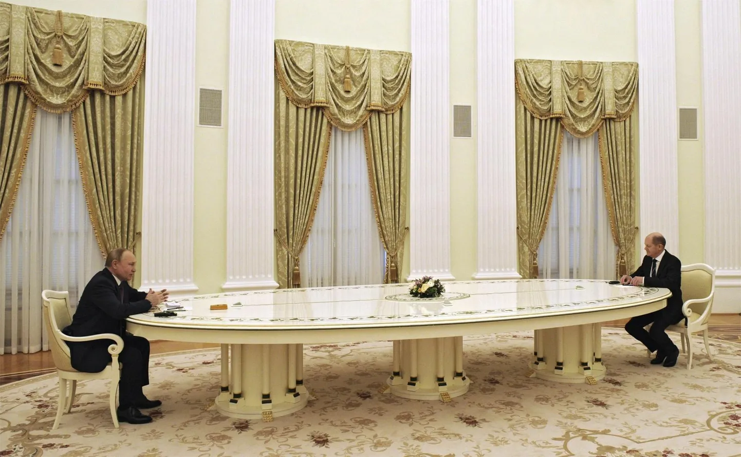 Pisike Putin ja tema hiiglaslik laud, mille teises otsas Saksa kantsler Olaf Scholz, kes püüdis 15. veebruaril 2022 Putinit keelitada Ukrainale mitte kallale tungima.