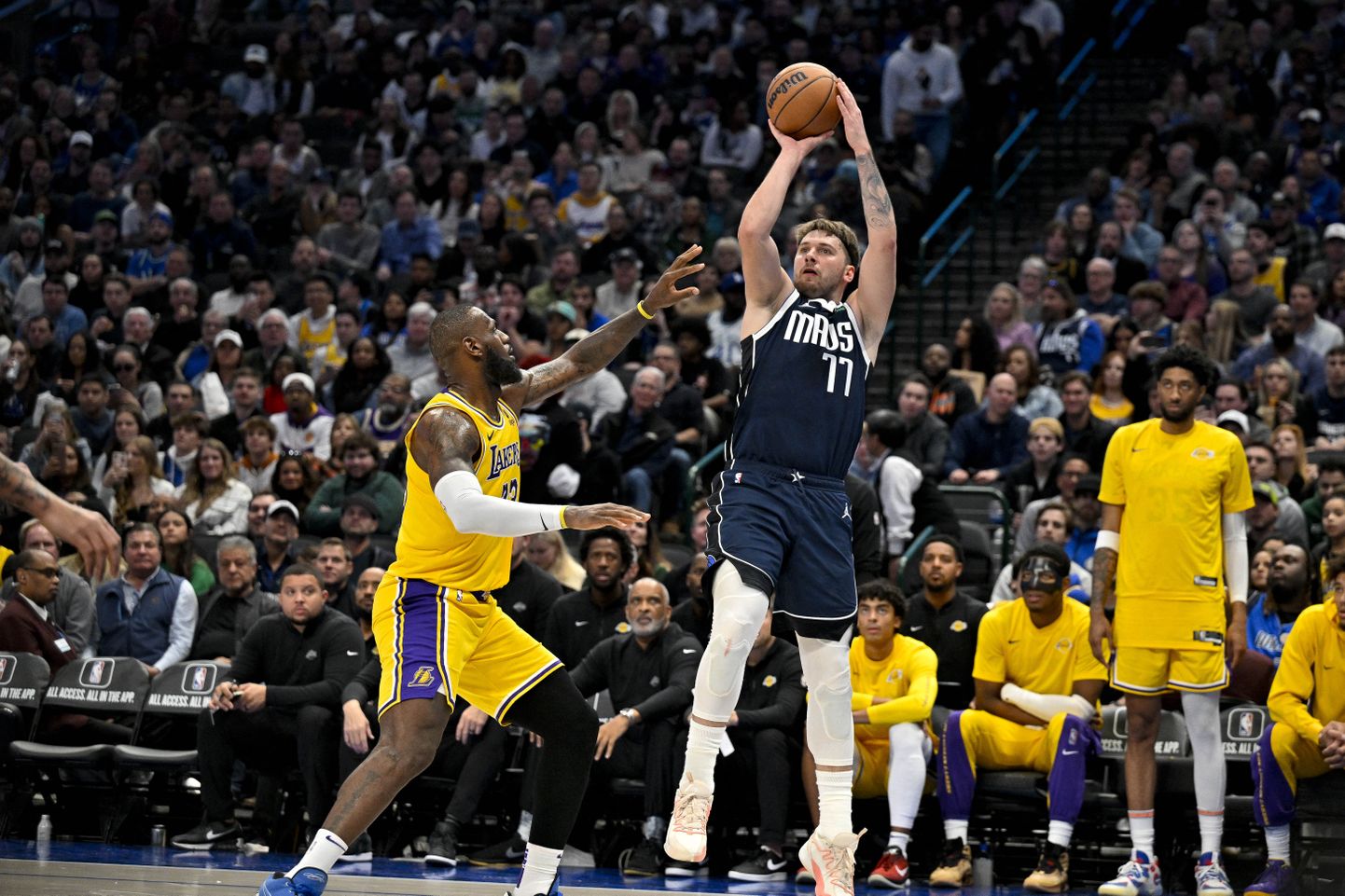 NBA zvaigzne Luka Dončičs izpilda metienu